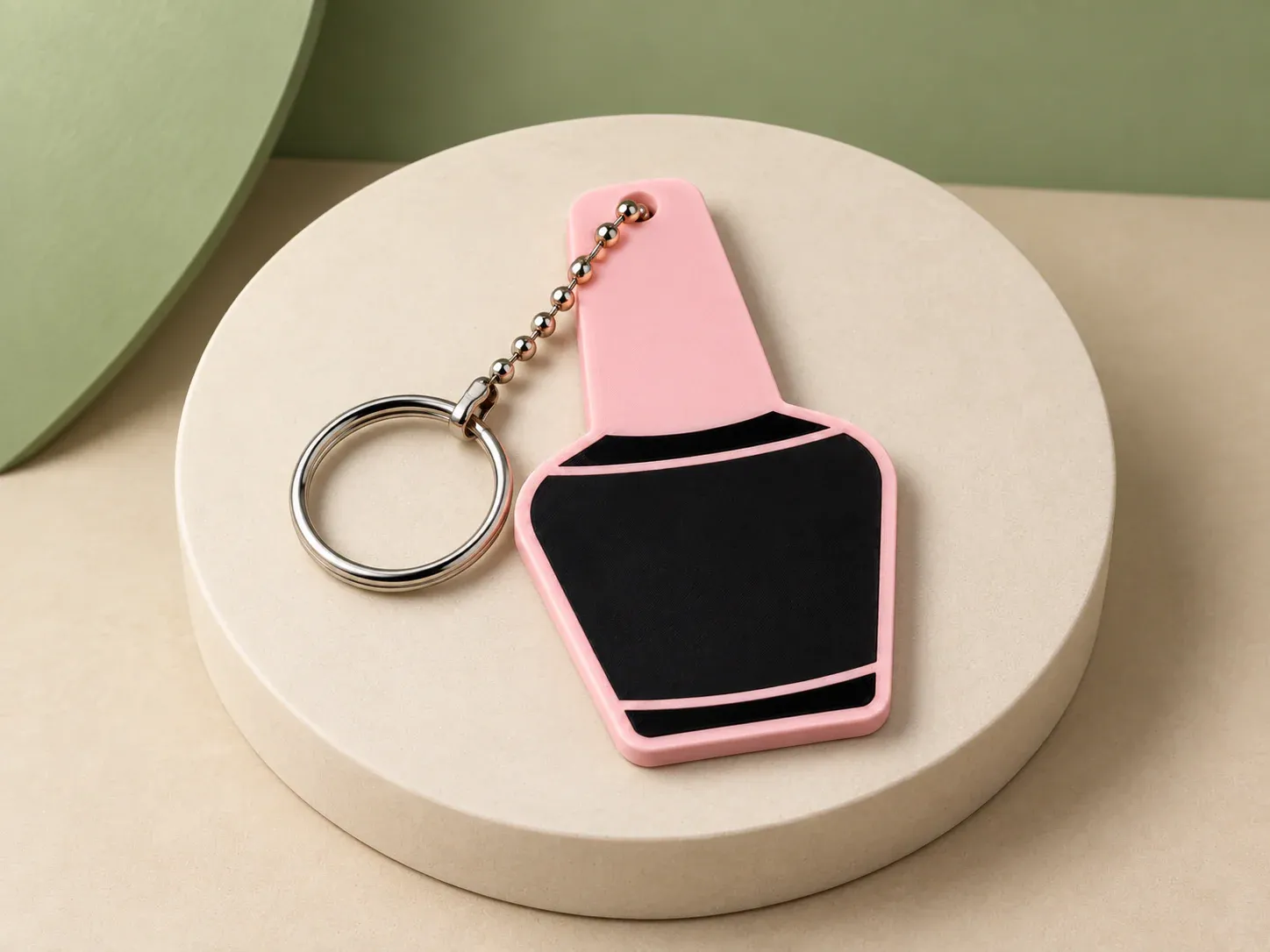 Chaveiro em formato de esmalte, na cor rosa, sem personalização: chaveiro rosa em formato de vidro de esmalte com frente preta, corrente de bolinhas e argola