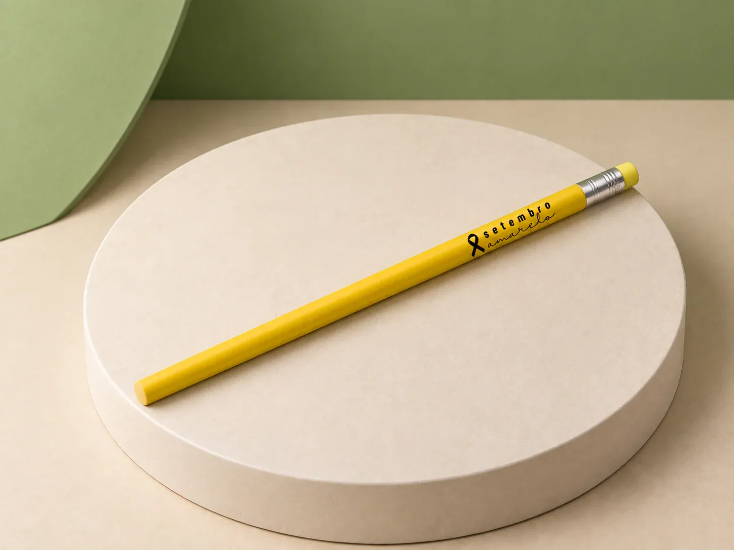 Lápis com borracha Setembro Amarelo, na cor amarelo, com a arte da campanha e sem a sua marca: lápis amarelo com ponteira metálica e borracha amarela, com a fita e o texto "setembro amarelo" impressos no corpo