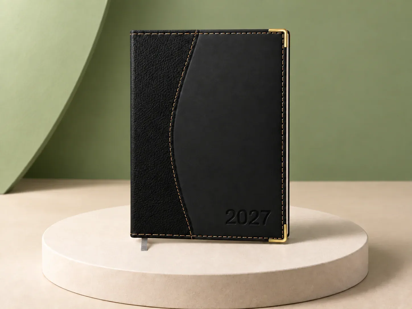 Agenda bicolor com cantoneiras douradas, na cor preto, sem personalização: agenda bicolor de capa costurada em duas texturas com recorte curvo, cantoneiras douradas, fita marcadora e 2027 em baixo-relevo