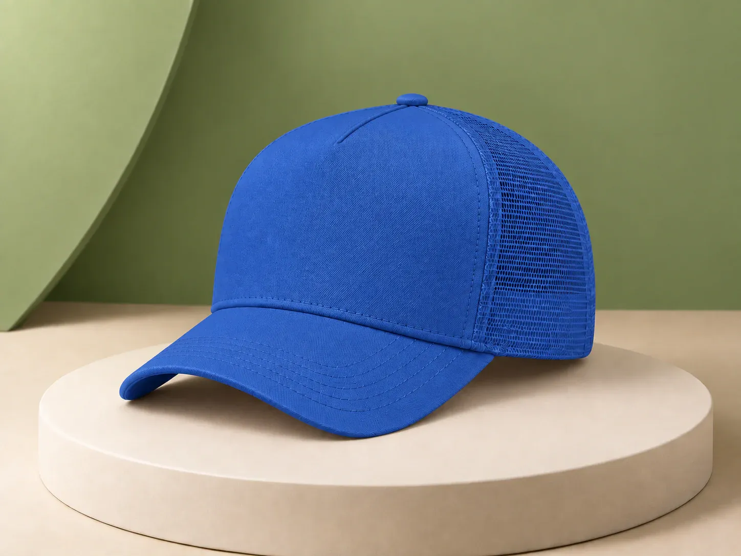 Boné trucker azul, na cor azul royal, sem personalização: boné azul-royal estilo trucker com frente lisa, aba curva, botão no topo e laterais e traseira em tela