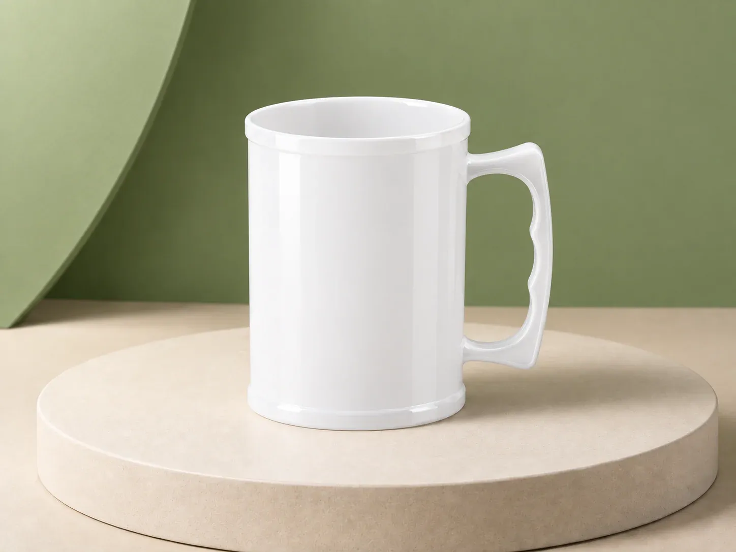 Caneca com alça anatômica, na cor branco, sem personalização: caneca cilíndrica com frisos na boca e na base e alça anatômica com apoio para os dedos