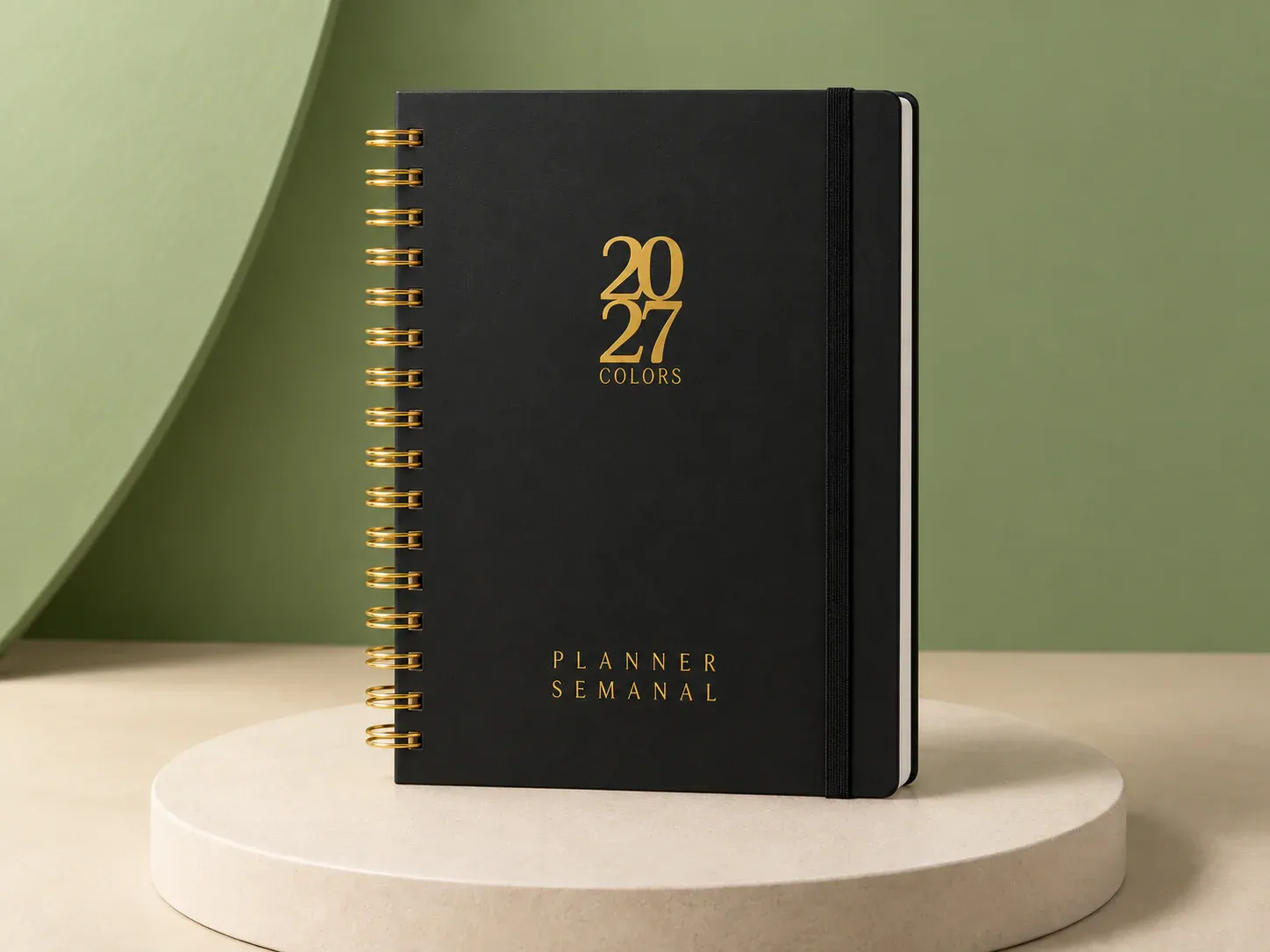Planner semanal com espiral dourada, na cor preto, sem personalização: planner de capa preta com espiral dourada, elástico vertical e os textos 2027 COLORS e PLANNER SEMANAL em dourado
