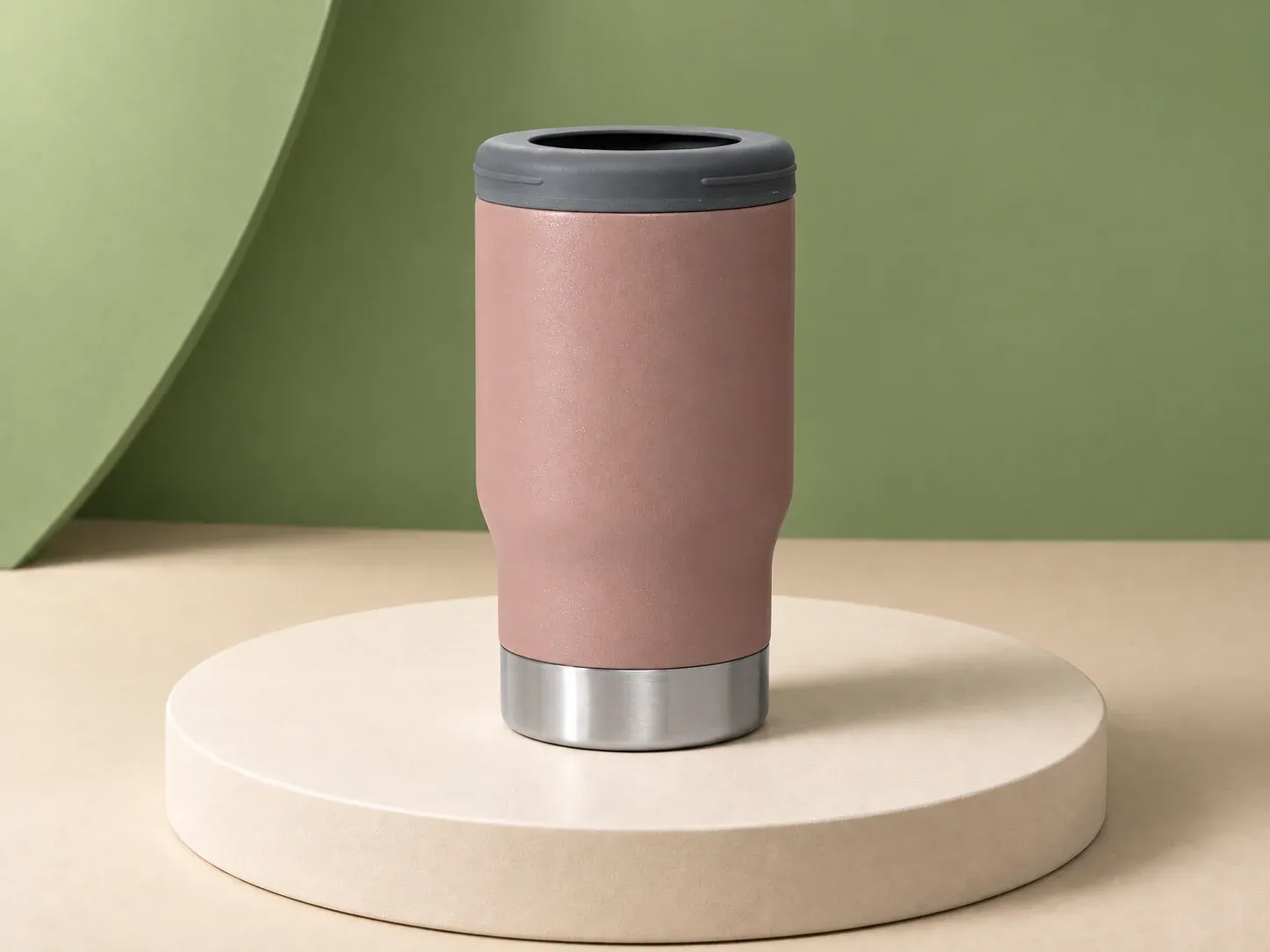 Copo inox 380 ml com abridor, na cor rosé, sem personalização: copo cilíndrico de boca aberta com aro cinza no topo, cintura estreitada e base metálica