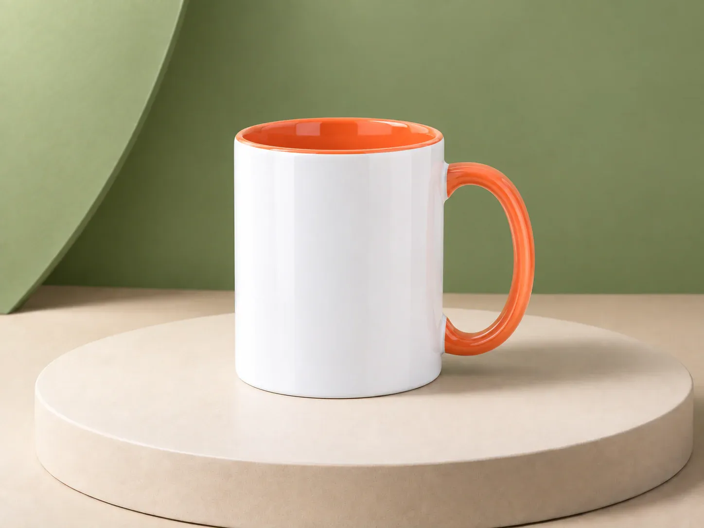 Caneca de cerâmica 330 ml com interior colorido, na cor laranja, sem personalização: caneca branca de corpo reto, com interior e alça coloridos (laranja na capa)