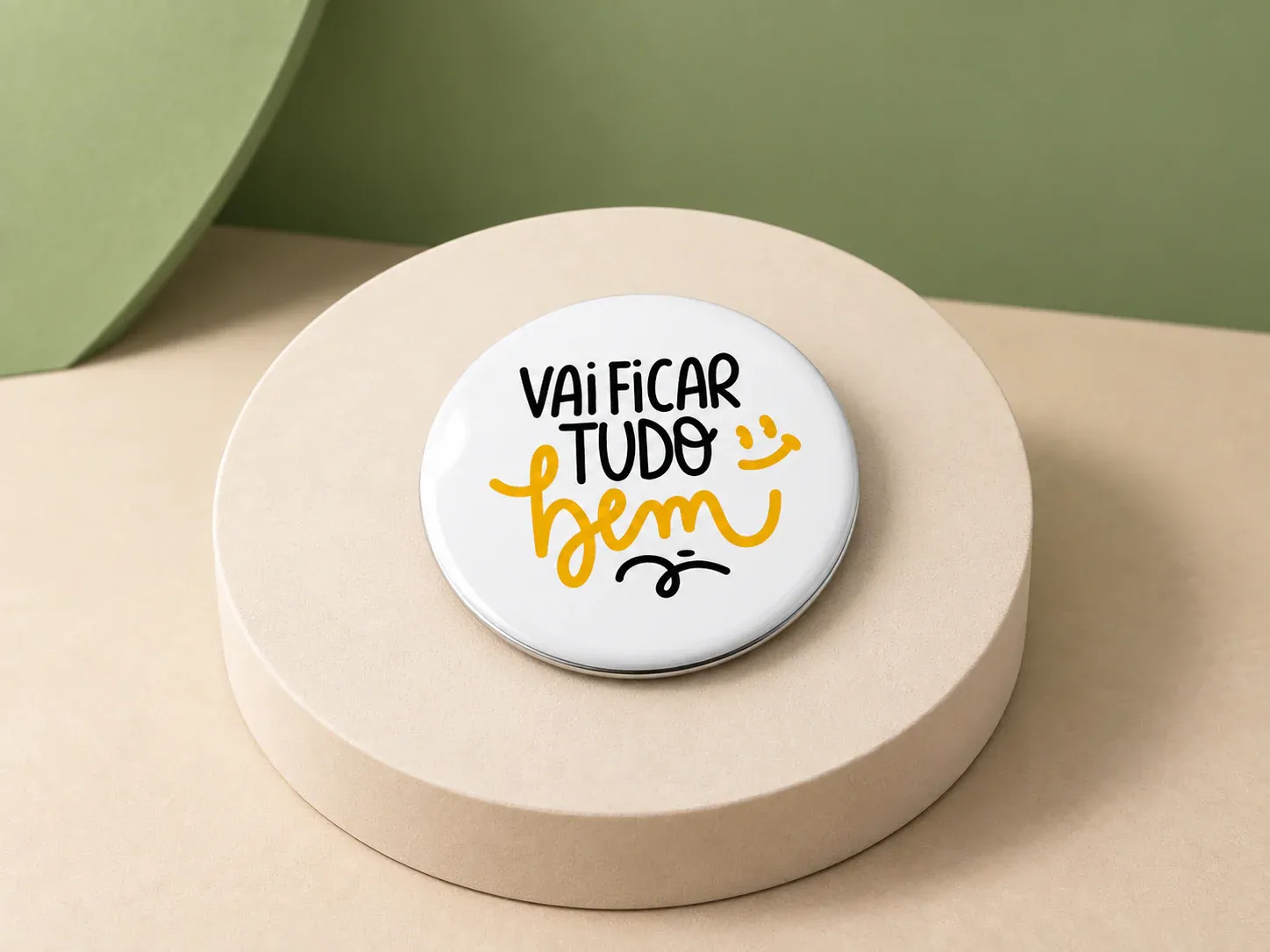 Botton "Vai ficar tudo bem" Setembro Amarelo, na cor branco, com a arte da campanha e sem a sua marca: botton redondo branco com borda metálica e a frase "Vai ficar tudo bem" em preto e amarelo com carinha sorridente
