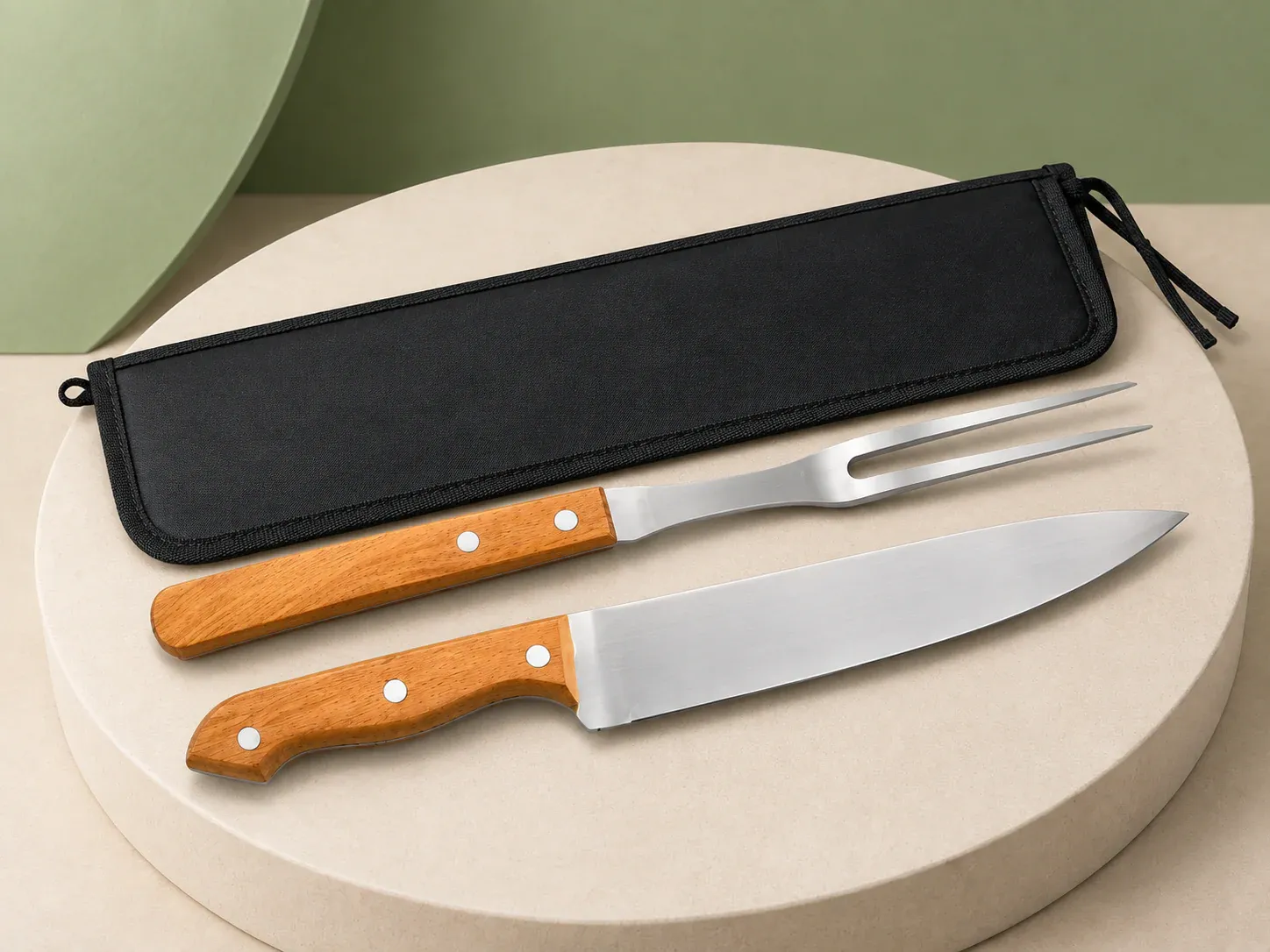 Kit churrasco com faca, garfo e estojo com zíper, sem personalização: faca e garfo trinchante com cabos em tom de madeira e rebites, ao lado de estojo preto com cordão