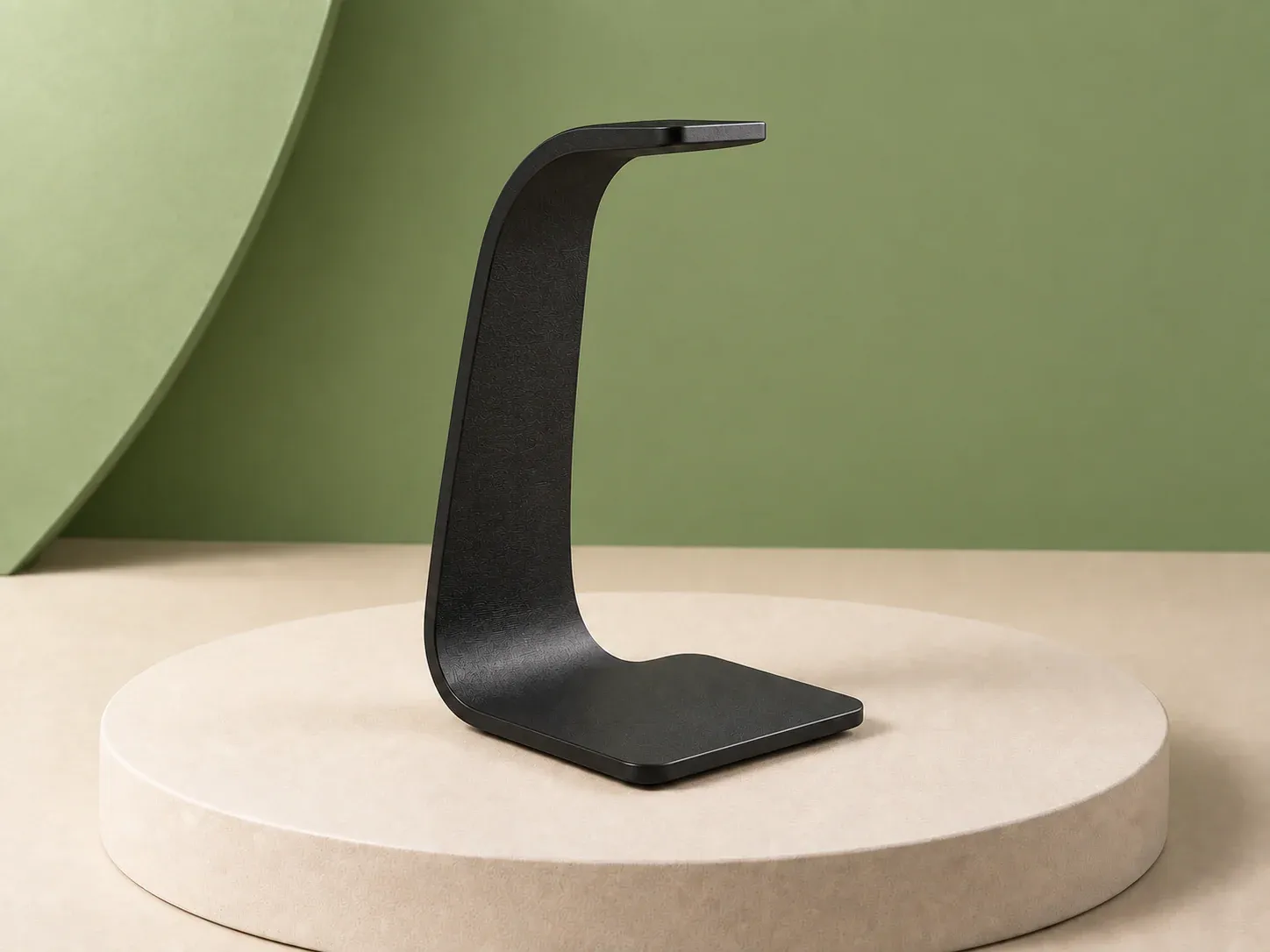 Suporte para headset curvo, na cor preto, sem personalização: suporte preto para headset em lâmina curva única, formando um C com apoio plano no topo e base retangular