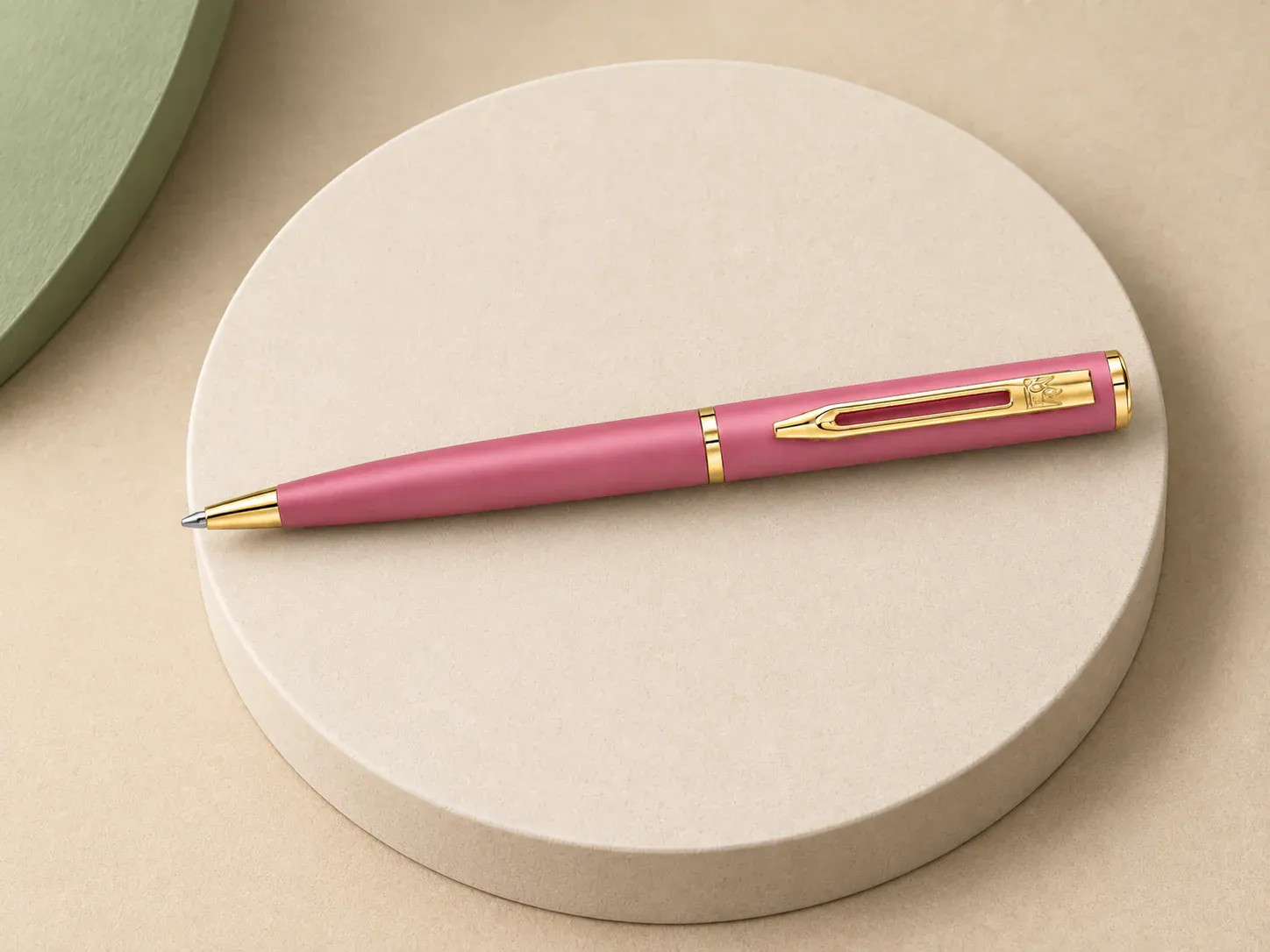 Caneta rosa com detalhes dourados, na cor rosa, sem personalização: caneta rosa fosca com clipe vazado dourado, anel central e ponta dourados