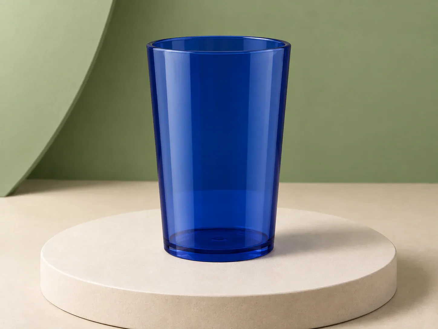 Copo liso translúcido, na cor azul, sem personalização: copo cônico liso e translúcido com fundo reforçado