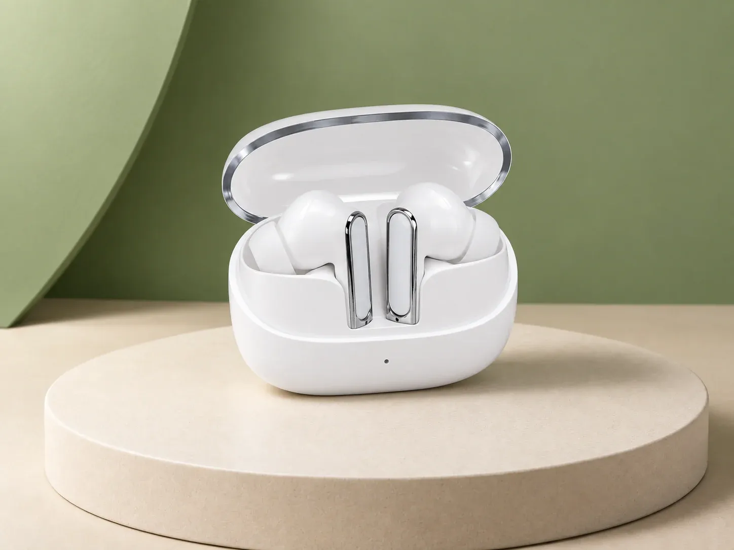 Fones de ouvido bluetooth com estojo, na cor branco, sem personalização: estojo branco aberto com borda metálica na tampa e dois fones brancos com hastes metálicas