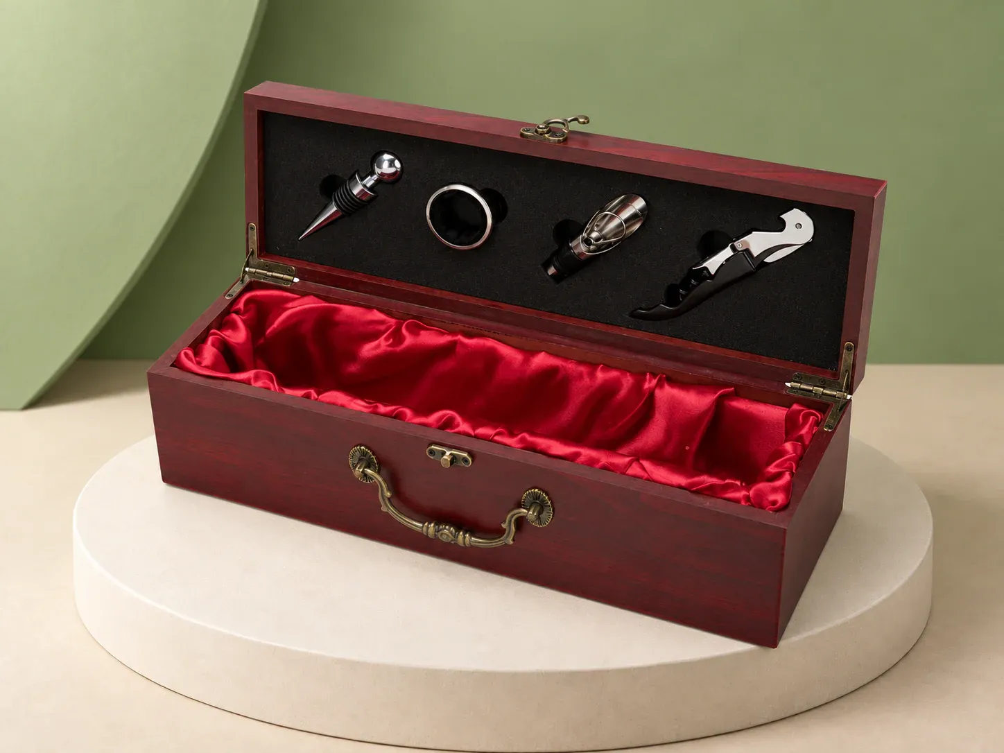 Kit vinho 4 peças em estojo com alça, na cor bordô, sem personalização: caixa retangular bordô com alça frontal e forro vermelho acetinado, com tampa de garrafa, anel corta-gotas, bico dosador e saca-rolhas presos na tampa