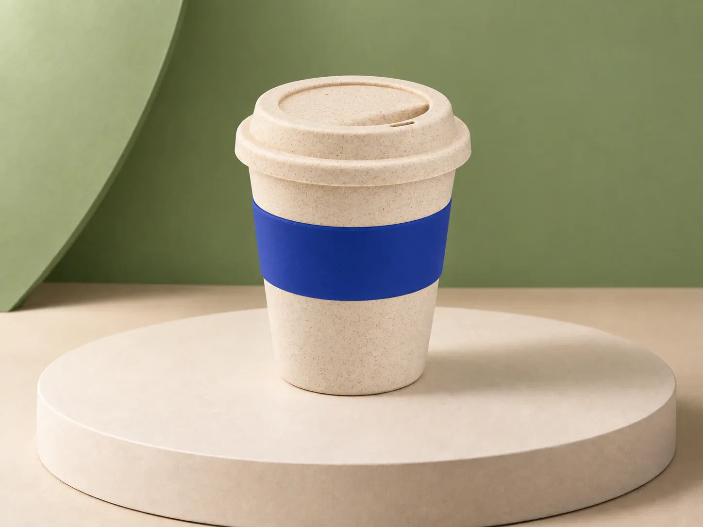 Copo de fibra de bambu 380 ml com tampa, na cor azul, sem personalização: copo bege de textura salpicada com tampa da mesma cor e cinta lisa colorida no meio do corpo