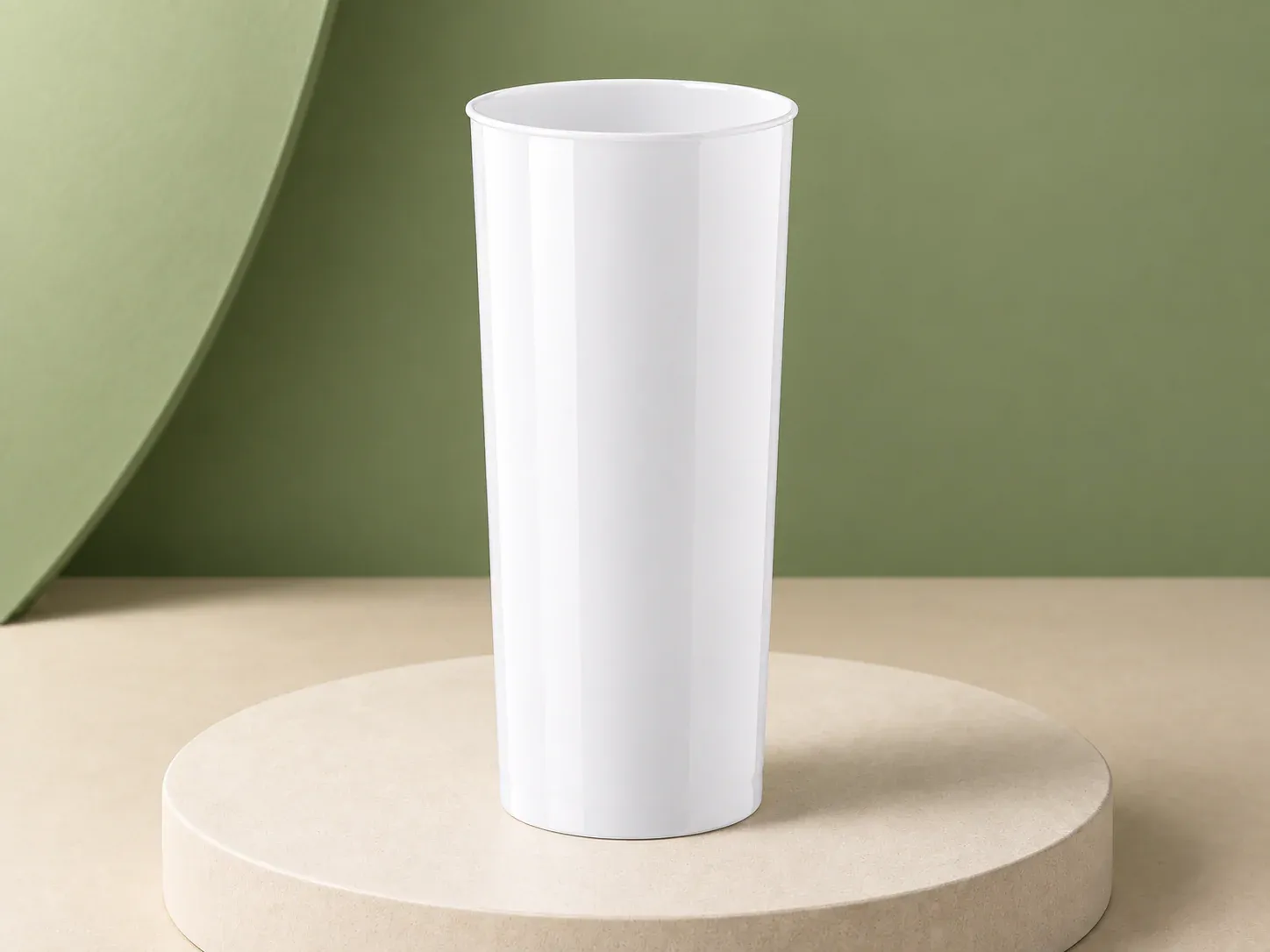 Copo long drink branco, na cor branco, sem personalização: copo alto e liso, levemente cônico, branco brilhante e sem tampa