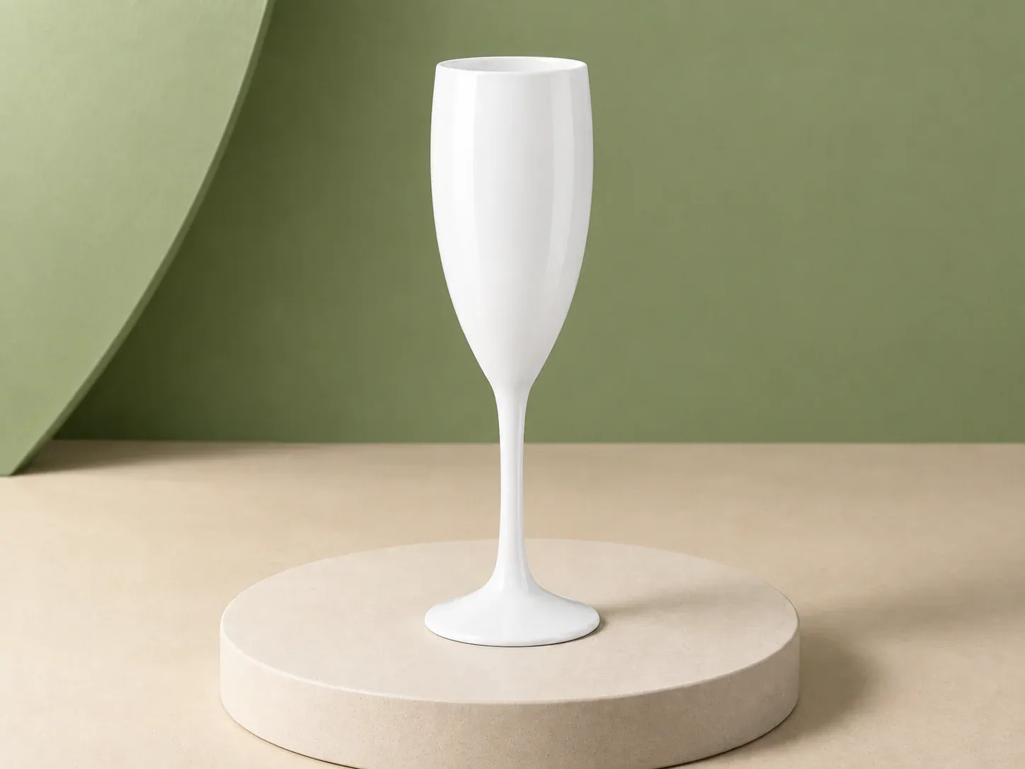 Taça flauta, na cor branco, sem personalização: taça flauta de bojo alongado com haste longa e base redonda, em cor lisa brilhante