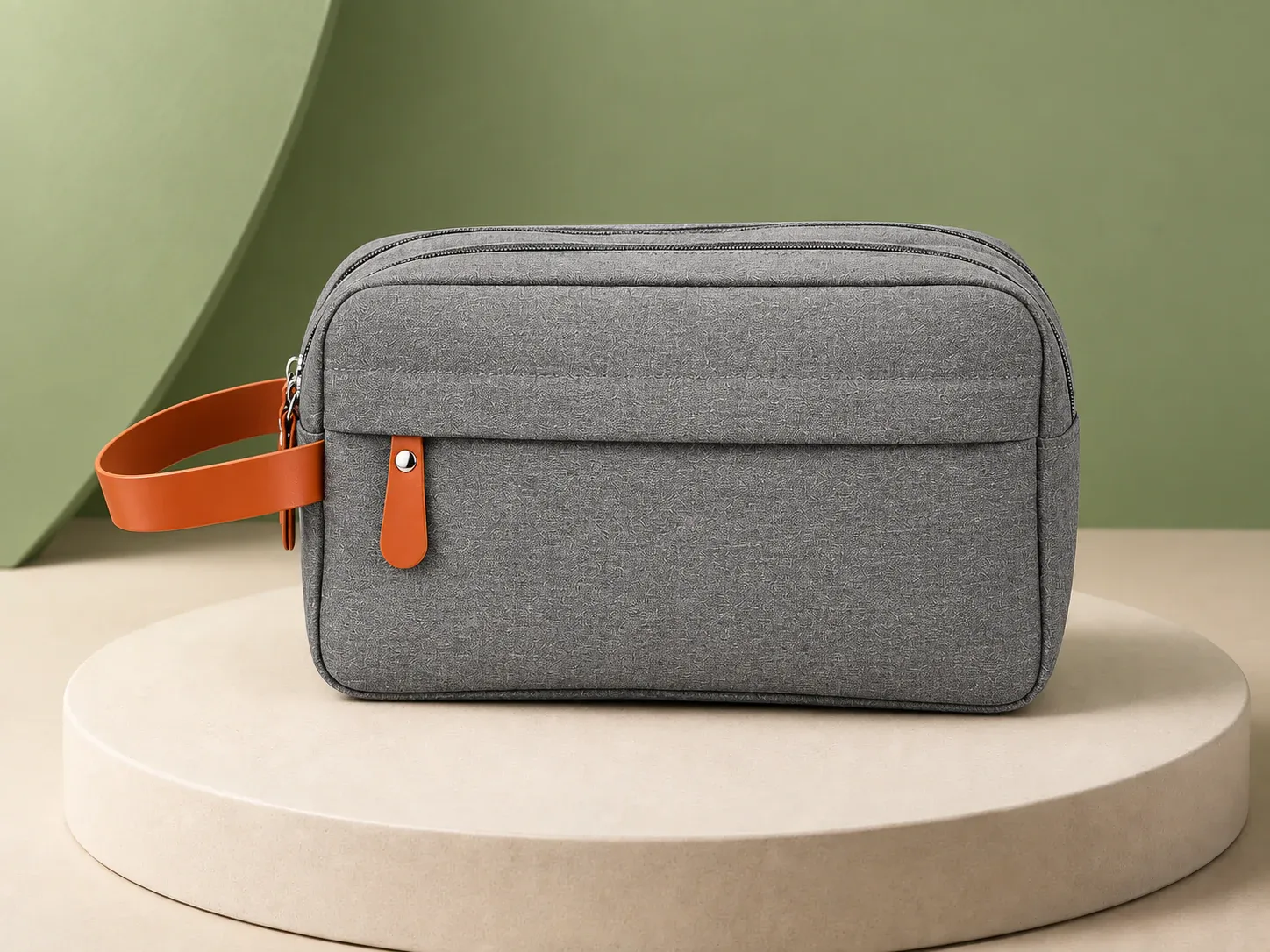 Necessaire com bolso frontal e alça caramelo, na cor cinza, sem personalização: necessaire cinza mescla com bolso frontal com zíper, zíper duplo no topo, puxadores e alça lateral caramelo