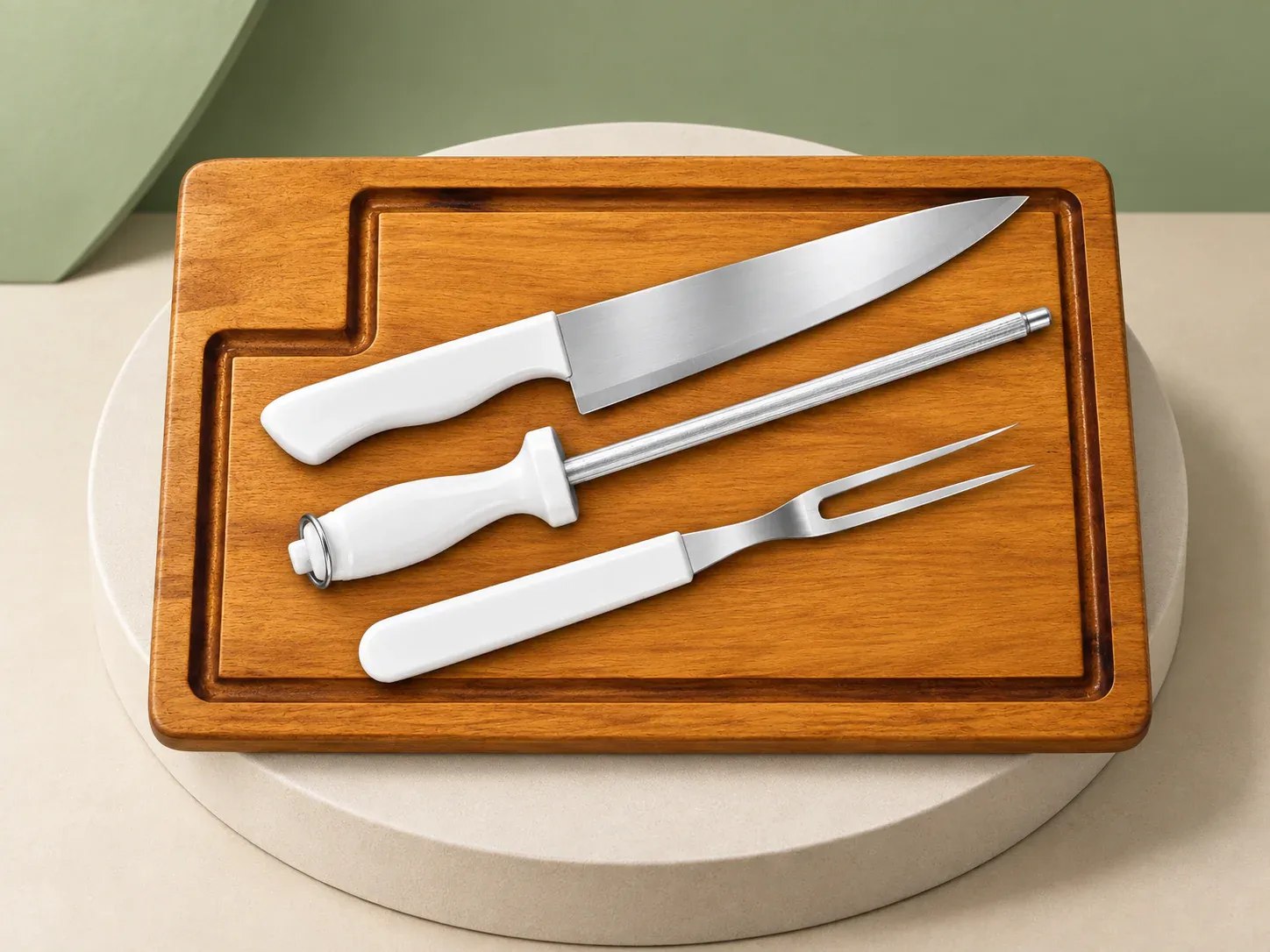 Kit churrasco com tábua, faca, garfo e chaira, sem personalização: tábua retangular em tom de madeira com canaleta e degrau no canto, faca, chaira e garfo trinchante de cabos brancos