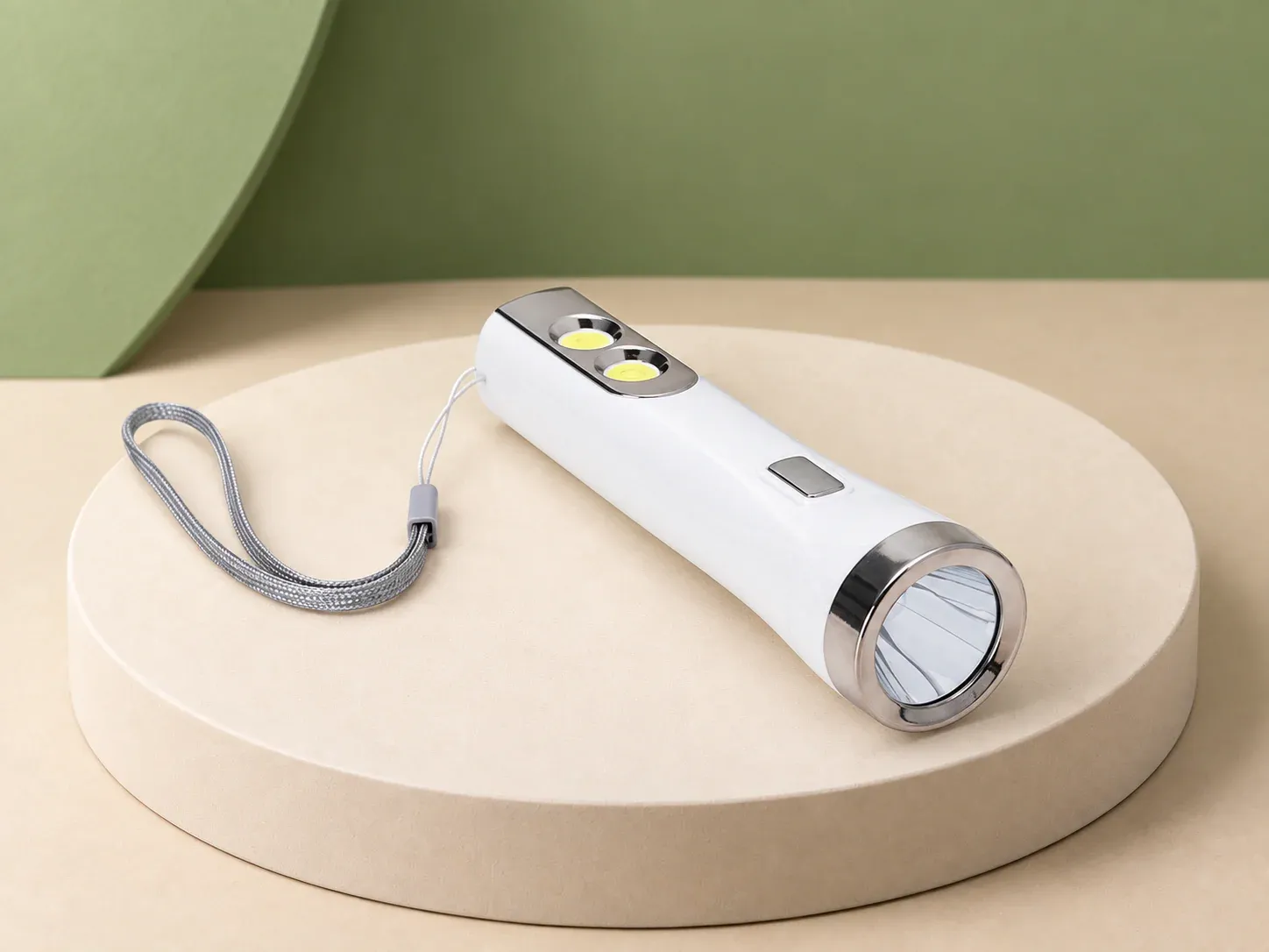 Lanterna recarregável com cordão, na cor branco, sem personalização: lanterna branca com aro frontal metálico, duas luzes no topo, botão lateral e cordão de pulso cinza