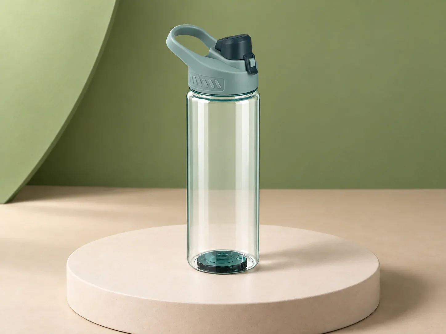 Squeeze 700 ml com alça e trava, na cor transparente, sem personalização: squeeze transparente com leve tom esverdeado, fundo escuro e tampa verde-acinzentada com alça e trava azul-escura