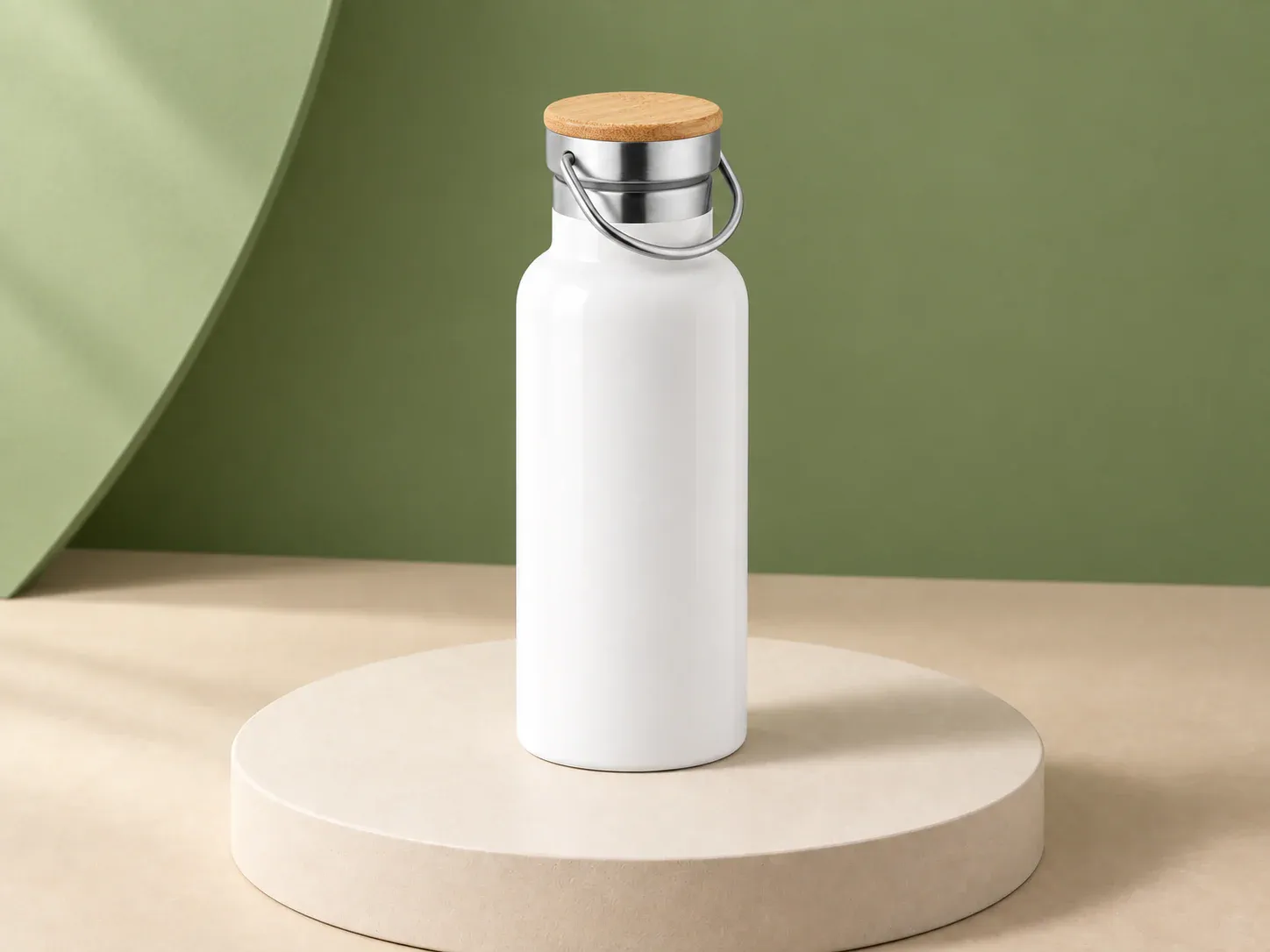 Garrafa térmica inox 570 ml, na cor branco, sem personalização: garrafa branca brilhante com gargalo metálico, alça de arame e tampa em tom de madeira clara
