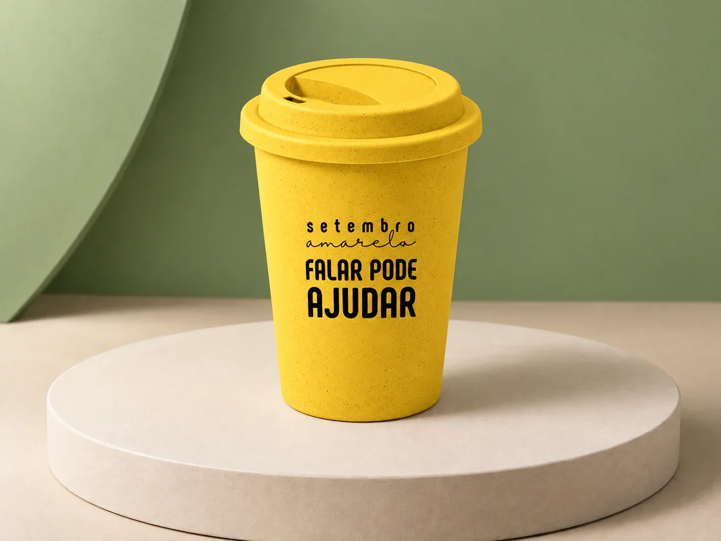 Copo de fibra de bambu 450 ml Setembro Amarelo, na cor amarelo, com a arte da campanha e sem a sua marca: copo amarelo cônico com tampa amarela de encaixe e texto preto 'setembro amarelo: FALAR PODE AJUDAR'