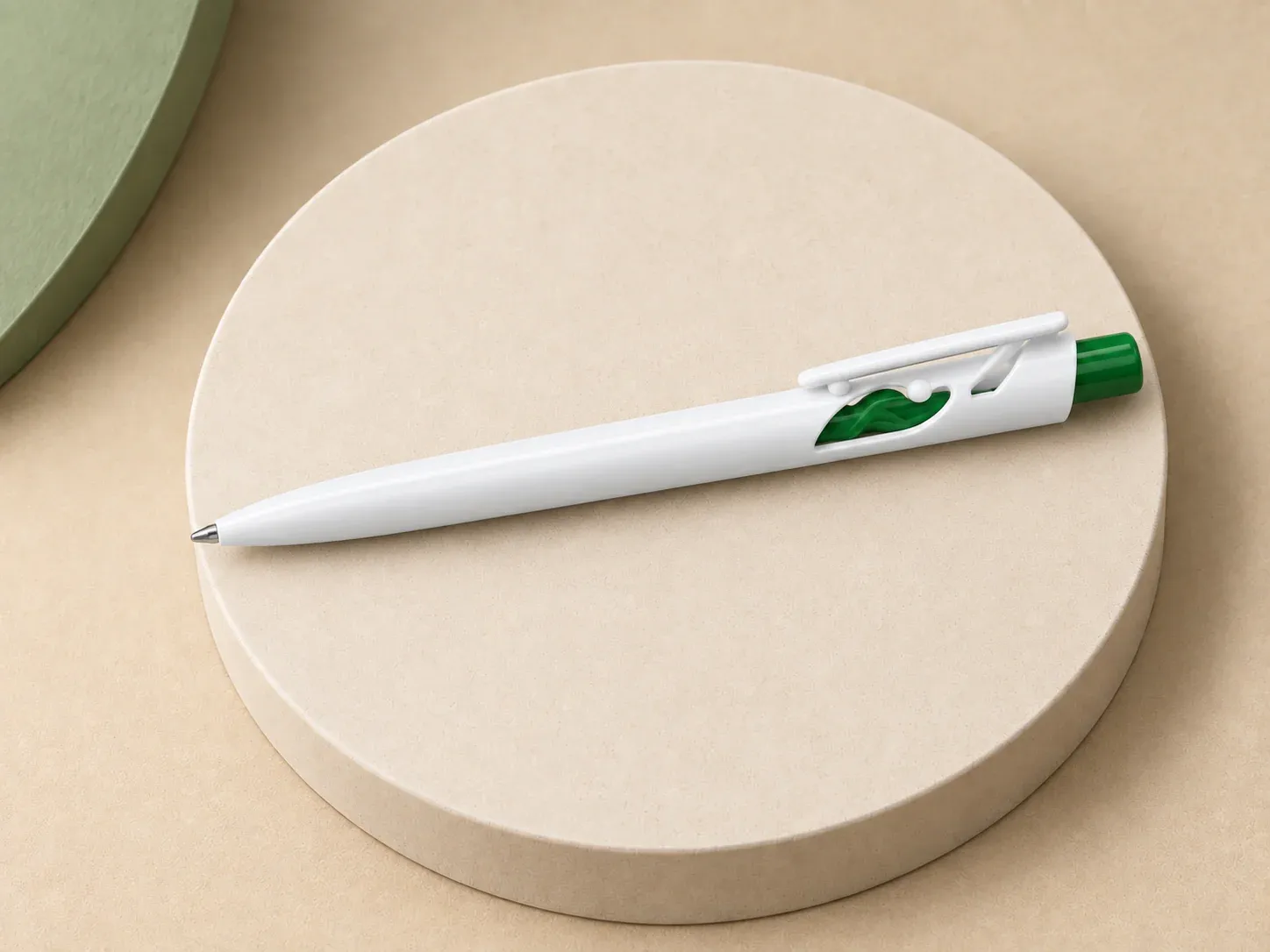 Caneta branca com detalhe colorido vazado, na cor verde, sem personalização: caneta branca com clip vazado e peça interna colorida em onda visível pela janela, com botão colorido