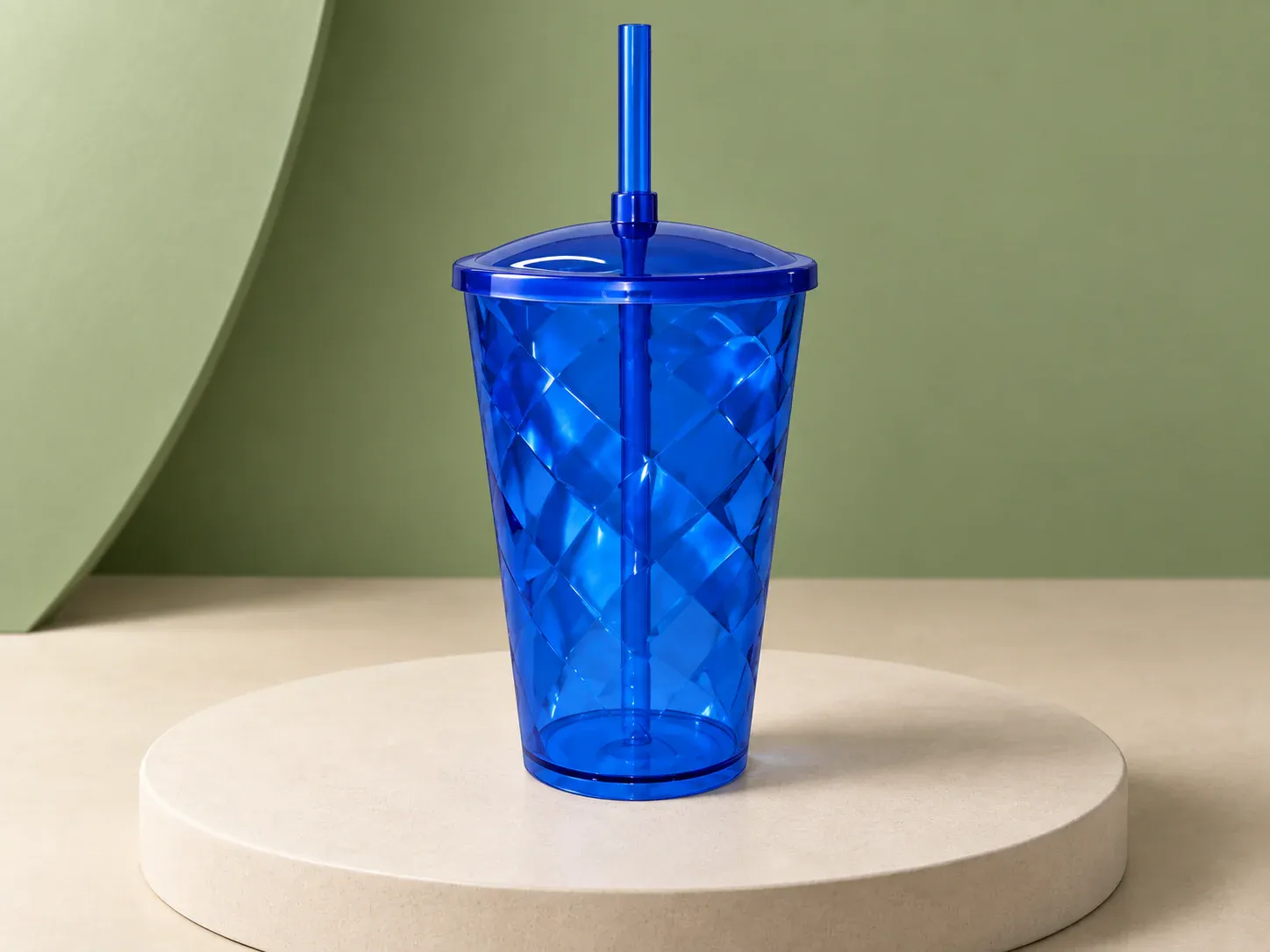 Copo acrílico 550 ml com tampa e canudo, na cor azul, sem personalização: copo translúcido facetado em losangos com tampa abaulada e canudo da mesma cor