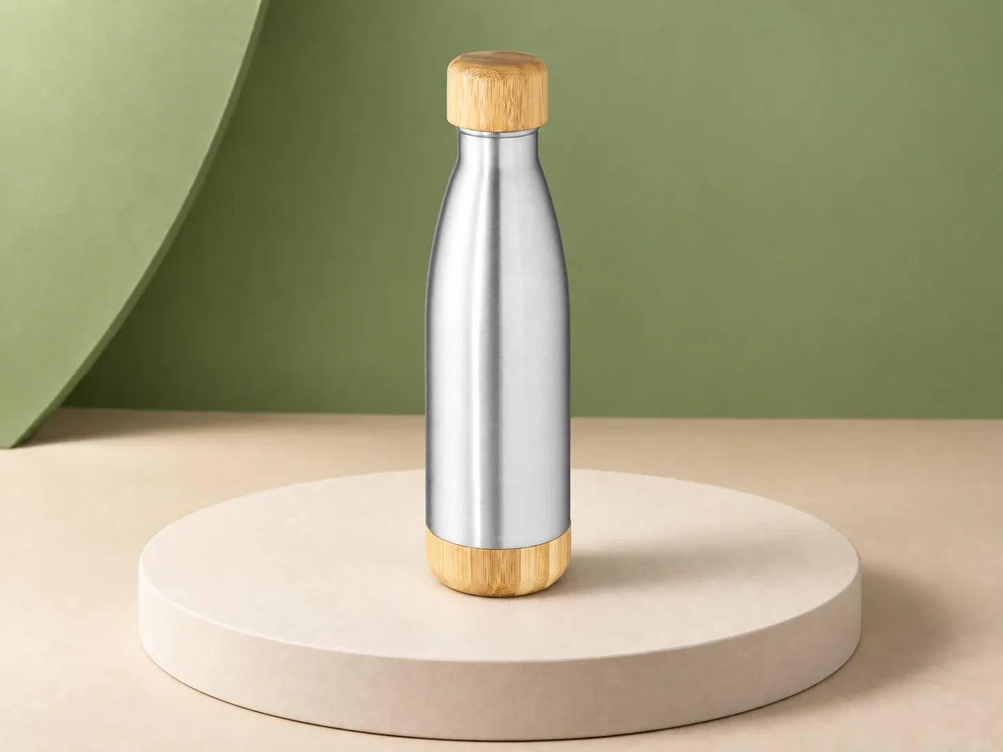 Garrafa térmica inox 800 ml com bambu, na cor prata, sem personalização: garrafa metálica escovada de gargalo curvo com tampa e base em tom de madeira clara