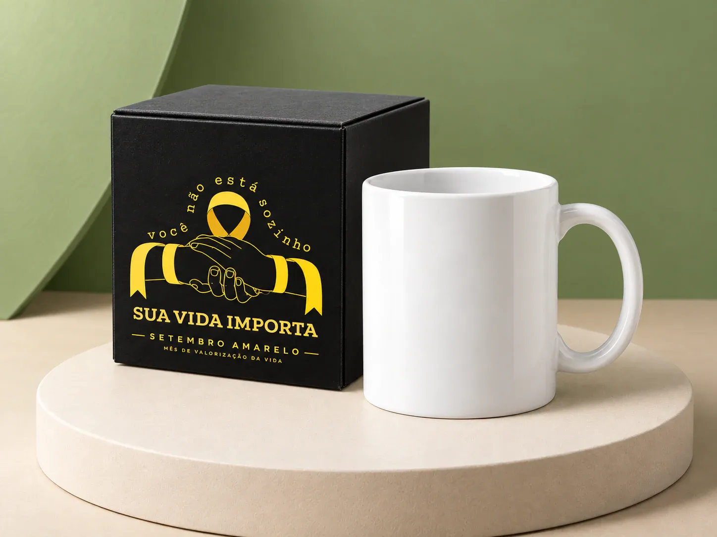 Caneca de cerâmica 270 ml com caixa Setembro Amarelo, na cor branco, com a arte da campanha e sem a sua marca: caneca branca de alça grande ao lado de caixa preta estampada com a arte amarela do Setembro Amarelo