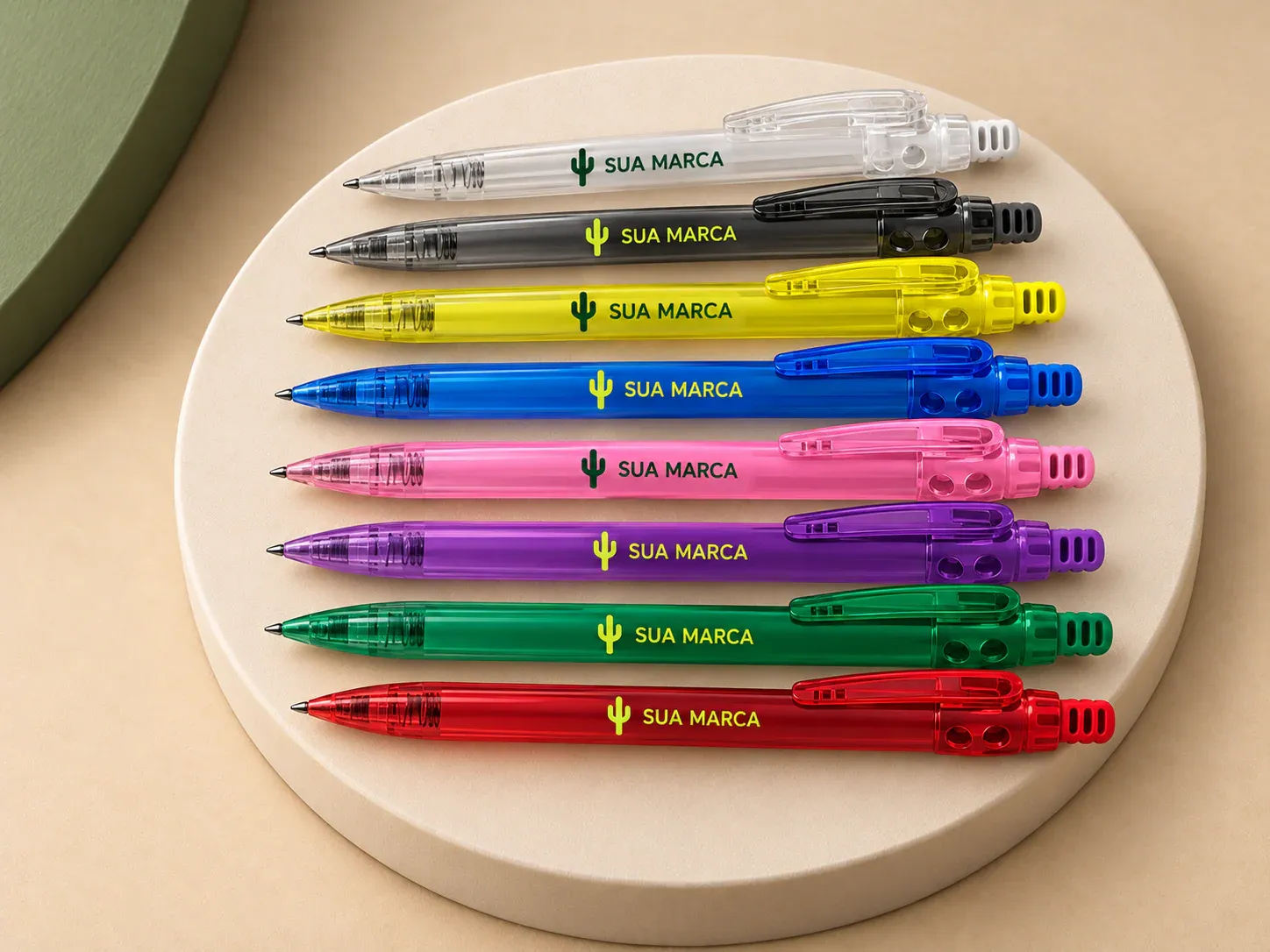 Caneta plástica translúcida, com exemplo de personalização colorida: um cacto e o texto “SUA MARCA” impressos em cor