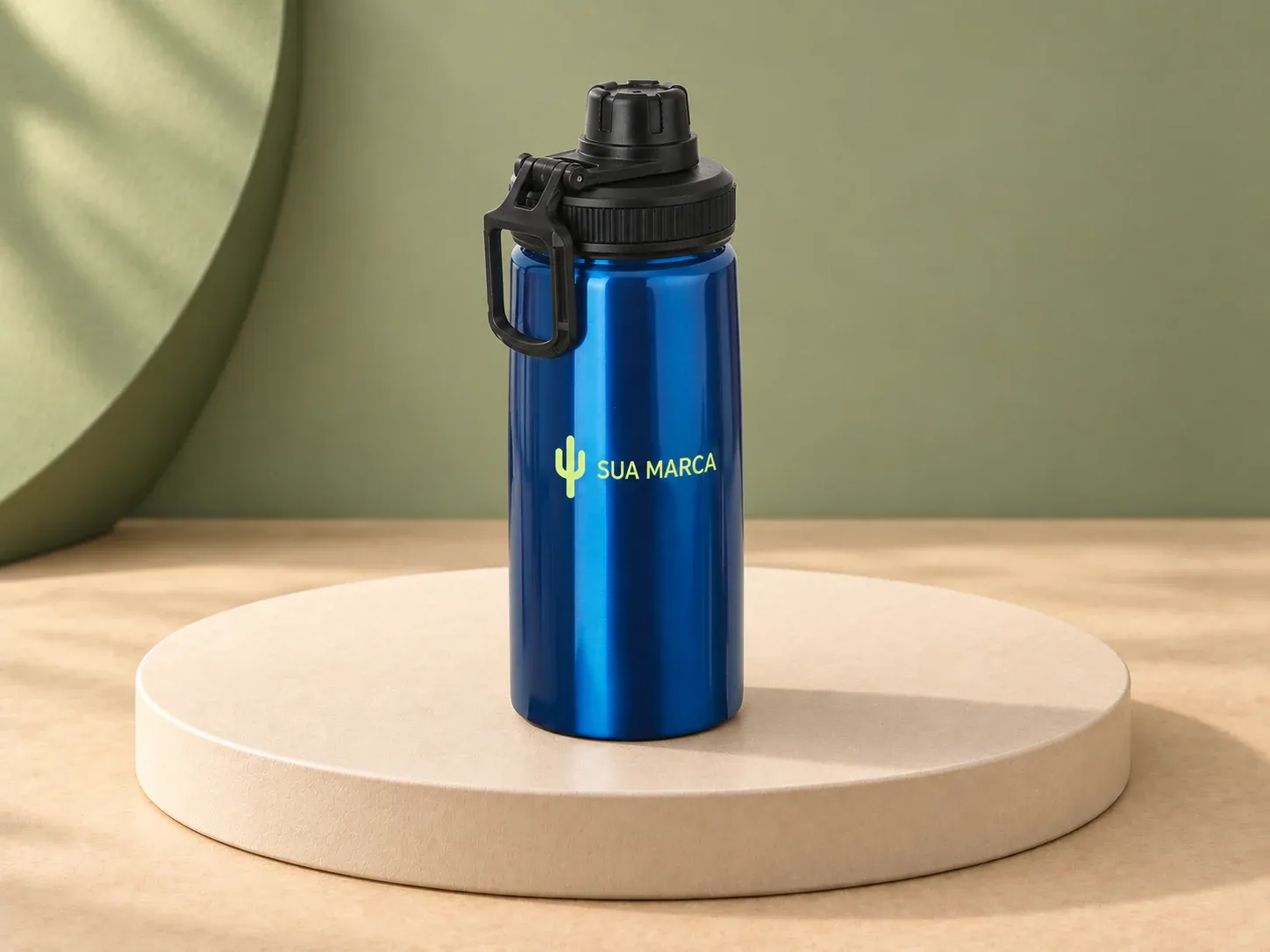 Squeeze inox 750 ml com alça, com exemplo de personalização colorida: um cacto e o texto “SUA MARCA” impressos em cor