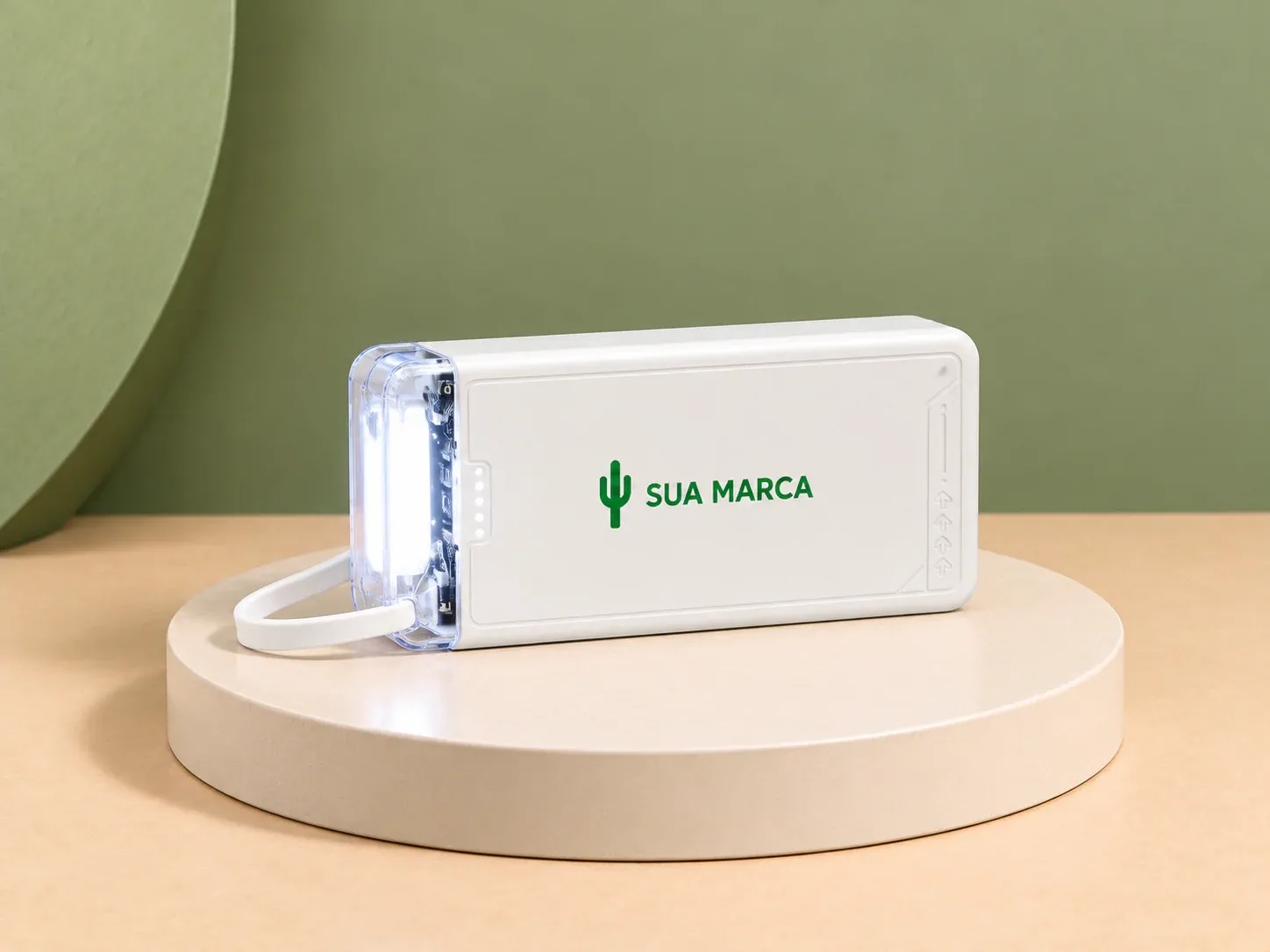 Power bank 10.000 mAh com lanterna e multissaídas, com exemplo de personalização colorida: um cacto e o texto “SUA MARCA” impressos em cor