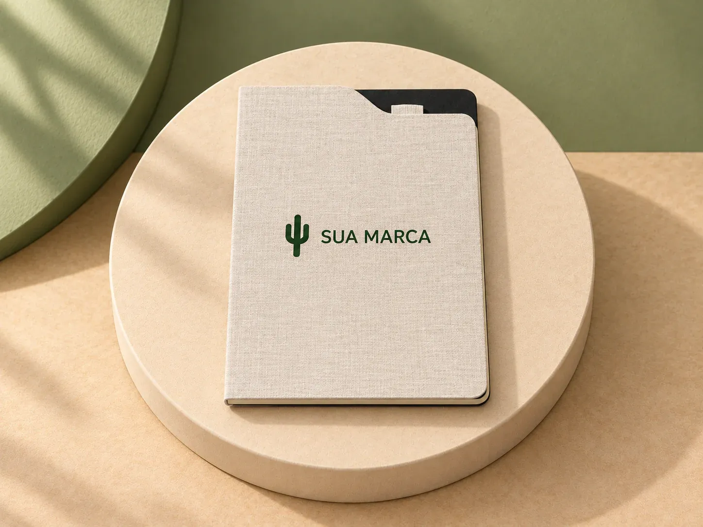 Caderno A5 de tecido PET 100% reciclado com 160 páginas pautadas, com exemplo de personalização colorida: um cacto e o texto “SUA MARCA” impressos em cor