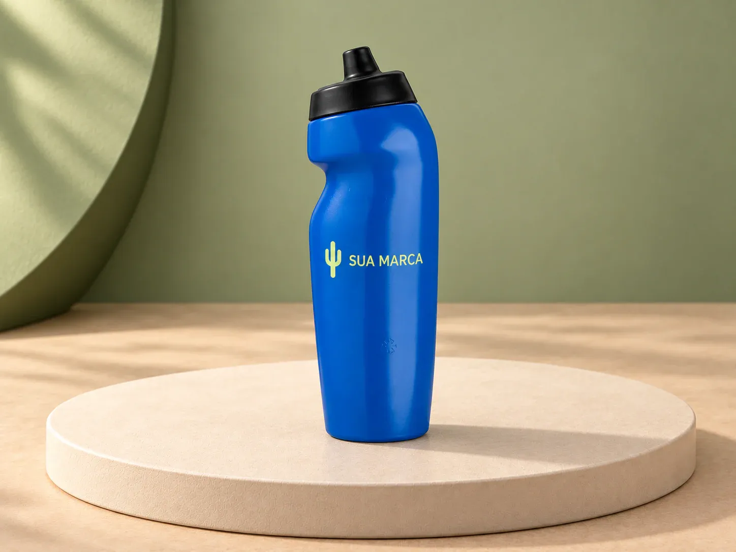 Squeeze plástico 640 ml livre de BPA, com exemplo de personalização colorida: um cacto e o texto “SUA MARCA” impressos em cor