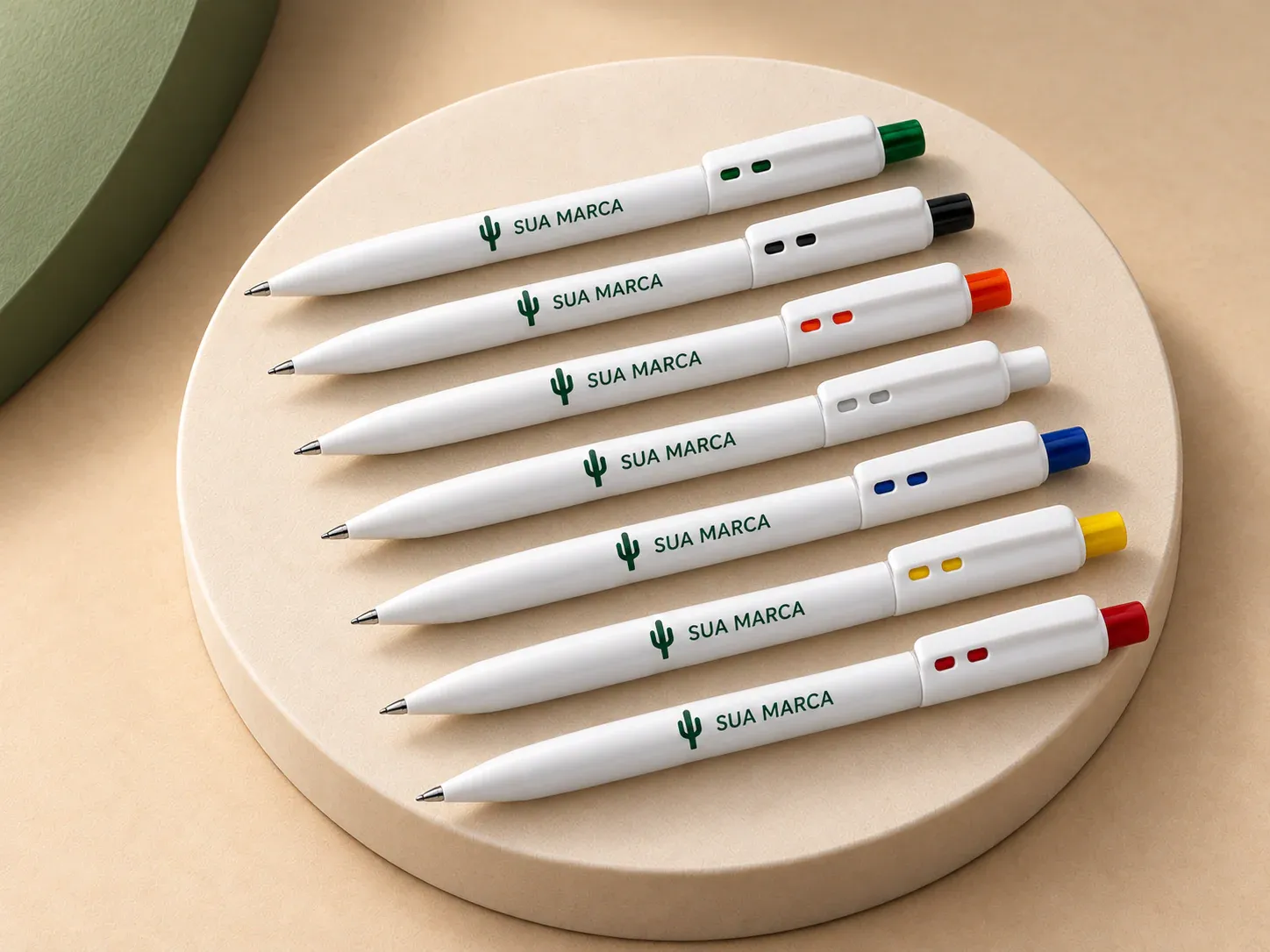 Caneta plástica, com exemplo de personalização colorida: um cacto e o texto “SUA MARCA” impressos em cor