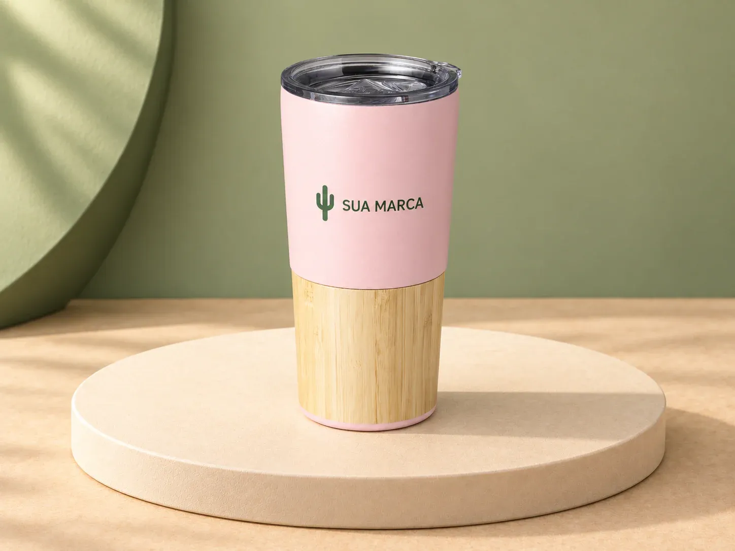 Copo térmico em inox com detalhe em bambu 600 ml, com exemplo de personalização colorida: um cacto e o texto “SUA MARCA” impressos em cor