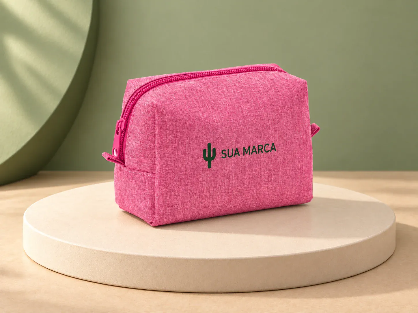 Bolsa para cosméticos em poliéster 300D de alta densidade, com exemplo de personalização colorida: um cacto e o texto “SUA MARCA” impressos em cor