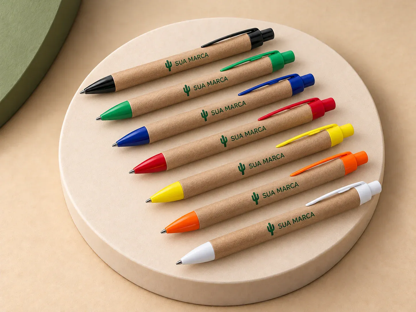 Caneta ecológica de papelão, com exemplo de personalização colorida: um cacto e o texto “SUA MARCA” impressos em cor