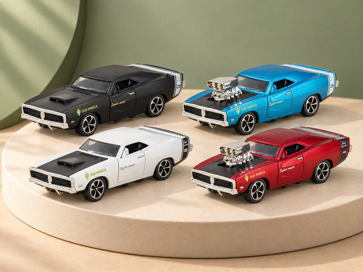 Carrinho de brinquedo em miniatura estilo esportivo, com exemplo de personalização colorida: um cacto e o texto “SUA MARCA” impressos em cor