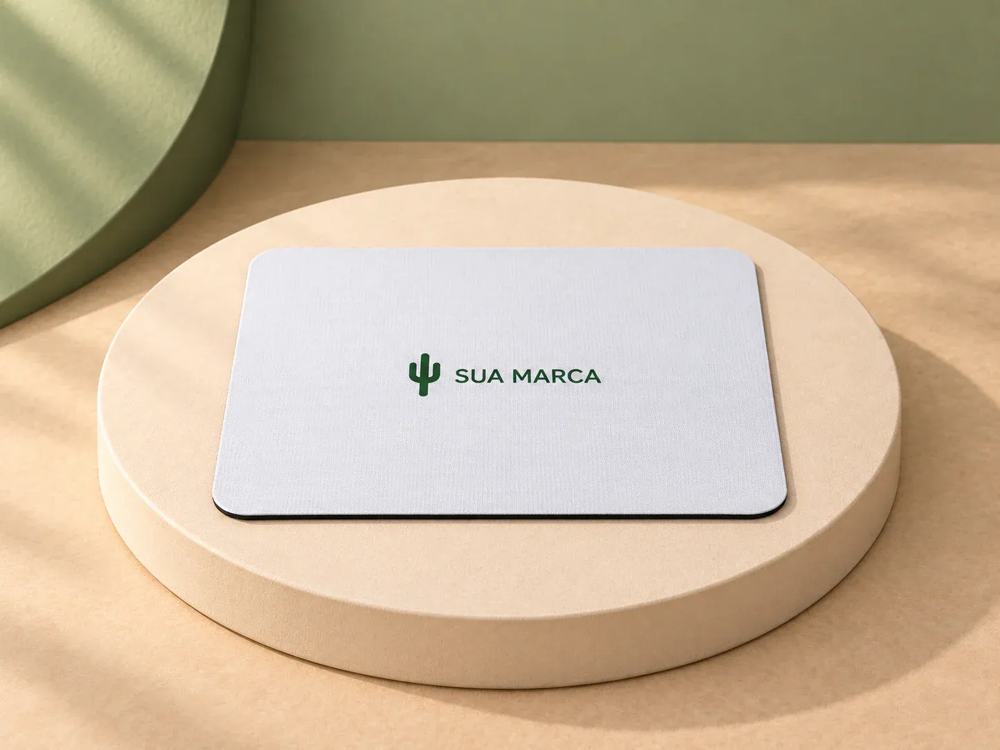 Mouse pad em poliéster, com exemplo de personalização colorida: um cacto e o texto “SUA MARCA” impressos em cor