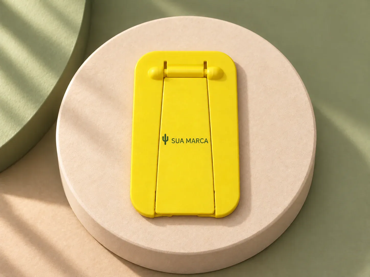 Suporte plástico para celular, com exemplo de personalização colorida: um cacto e o texto “SUA MARCA” impressos em cor