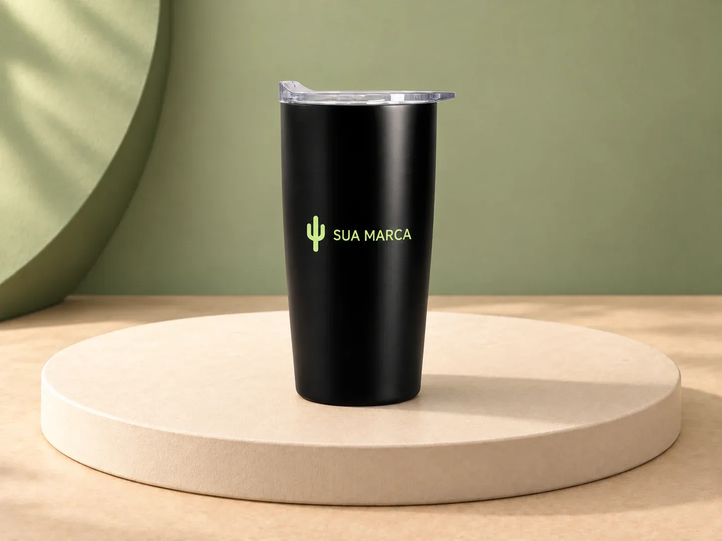 Copo térmico 590 ml, com exemplo de personalização colorida: um cacto e o texto “SUA MARCA” impressos em cor