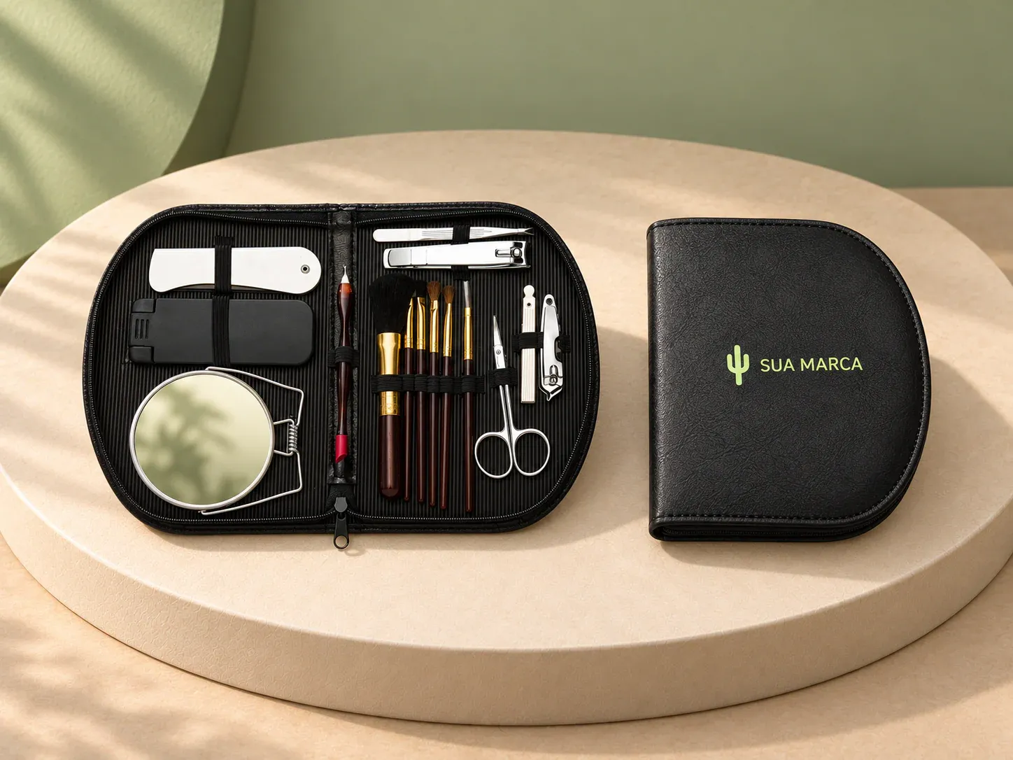 Kit manicure 15 peças, com exemplo de personalização colorida: um cacto e o texto “SUA MARCA” impressos em cor