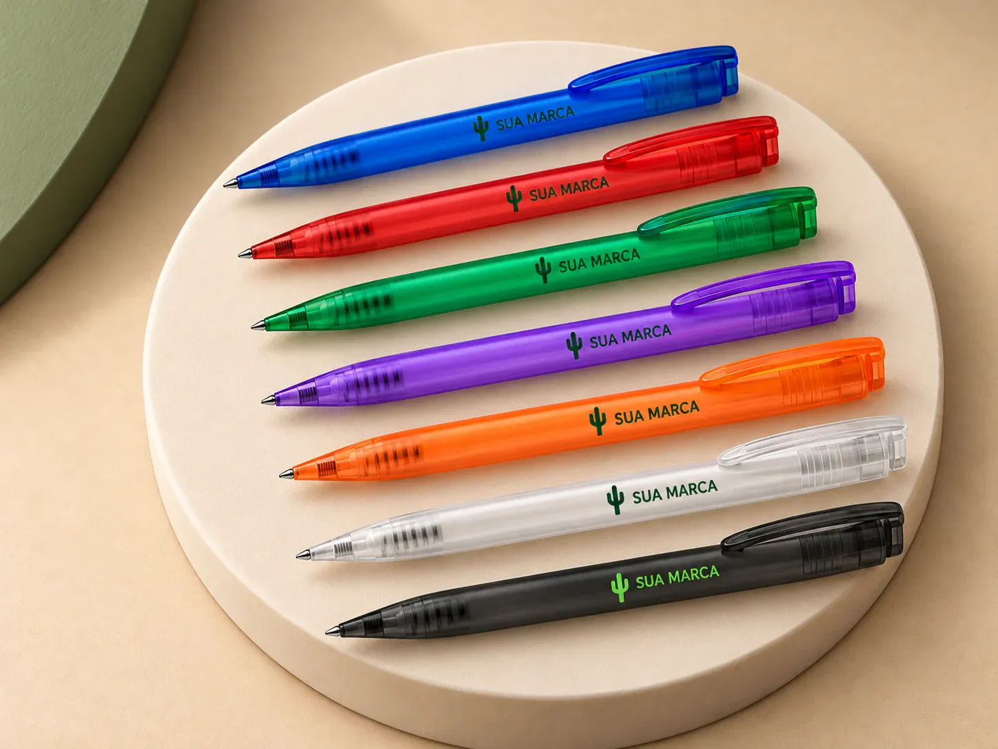 Caneta plástica, com exemplo de personalização colorida: um cacto e o texto “SUA MARCA” impressos em cor