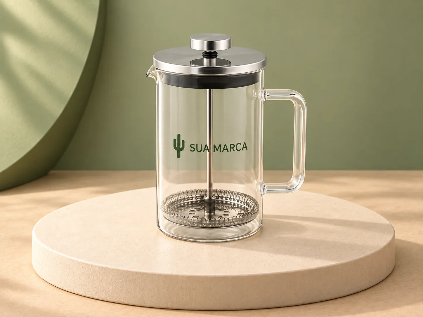 Cafeteira em vidro borossilicato 600 ml com tampa em aço inox, com exemplo de personalização colorida: um cacto e o texto “SUA MARCA” impressos em cor