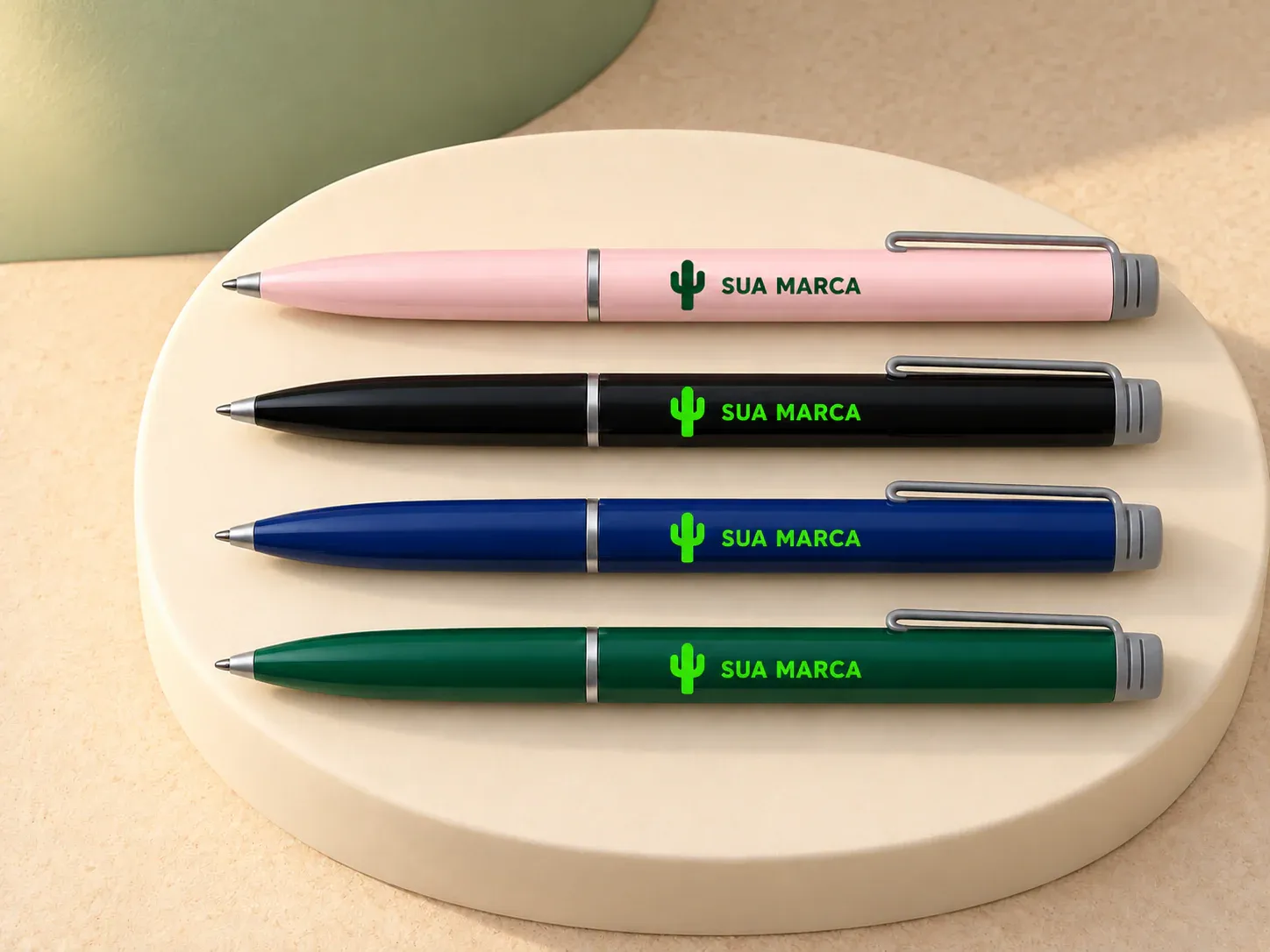 Caneta plástica, com exemplo de personalização colorida: um cacto e o texto “SUA MARCA” impressos em cor