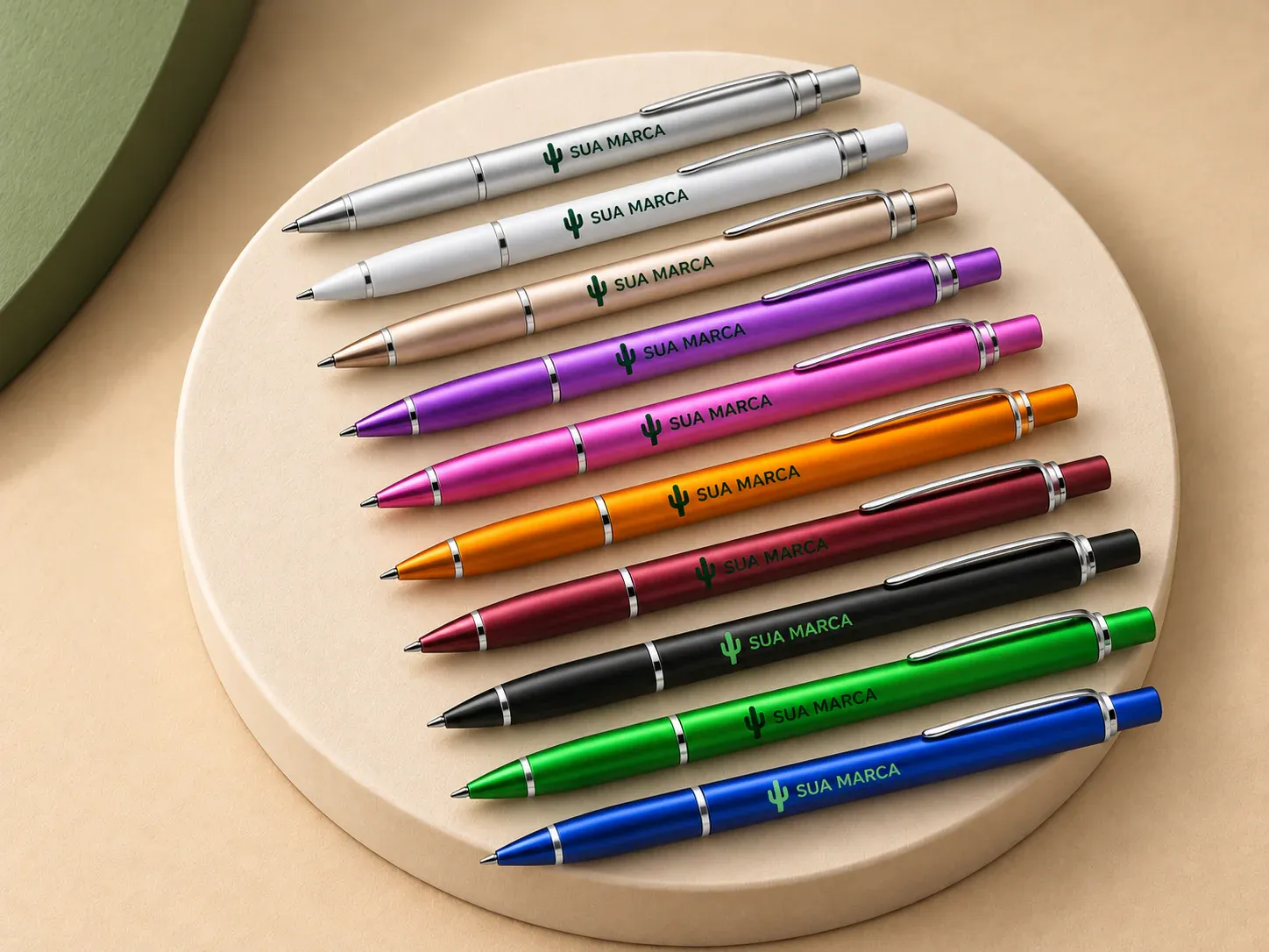 Caneta plástica, com exemplo de personalização colorida: um cacto e o texto “SUA MARCA” impressos em cor