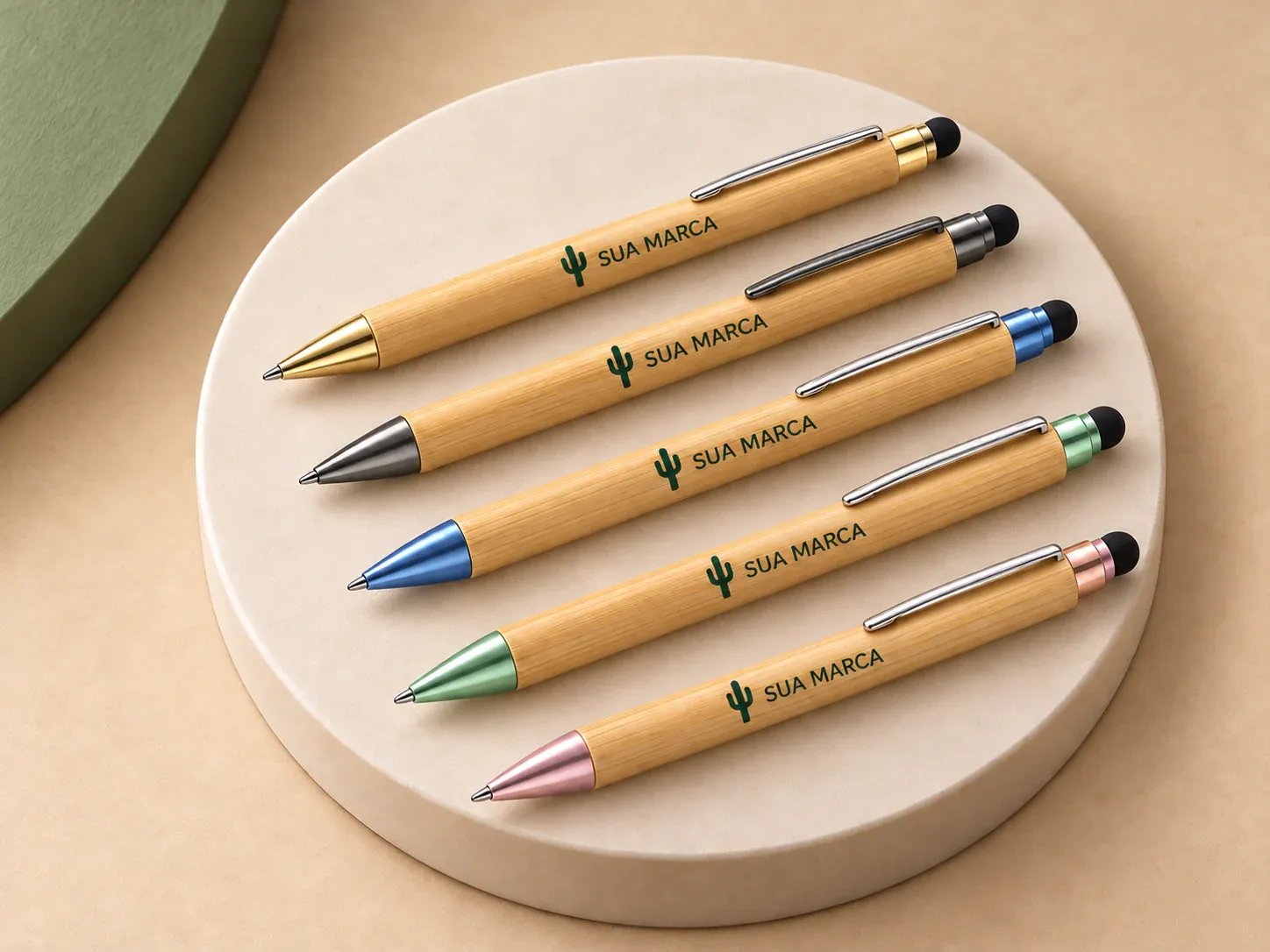 Caneta ecológica touch, com exemplo de personalização colorida: um cacto e o texto “SUA MARCA” impressos em cor