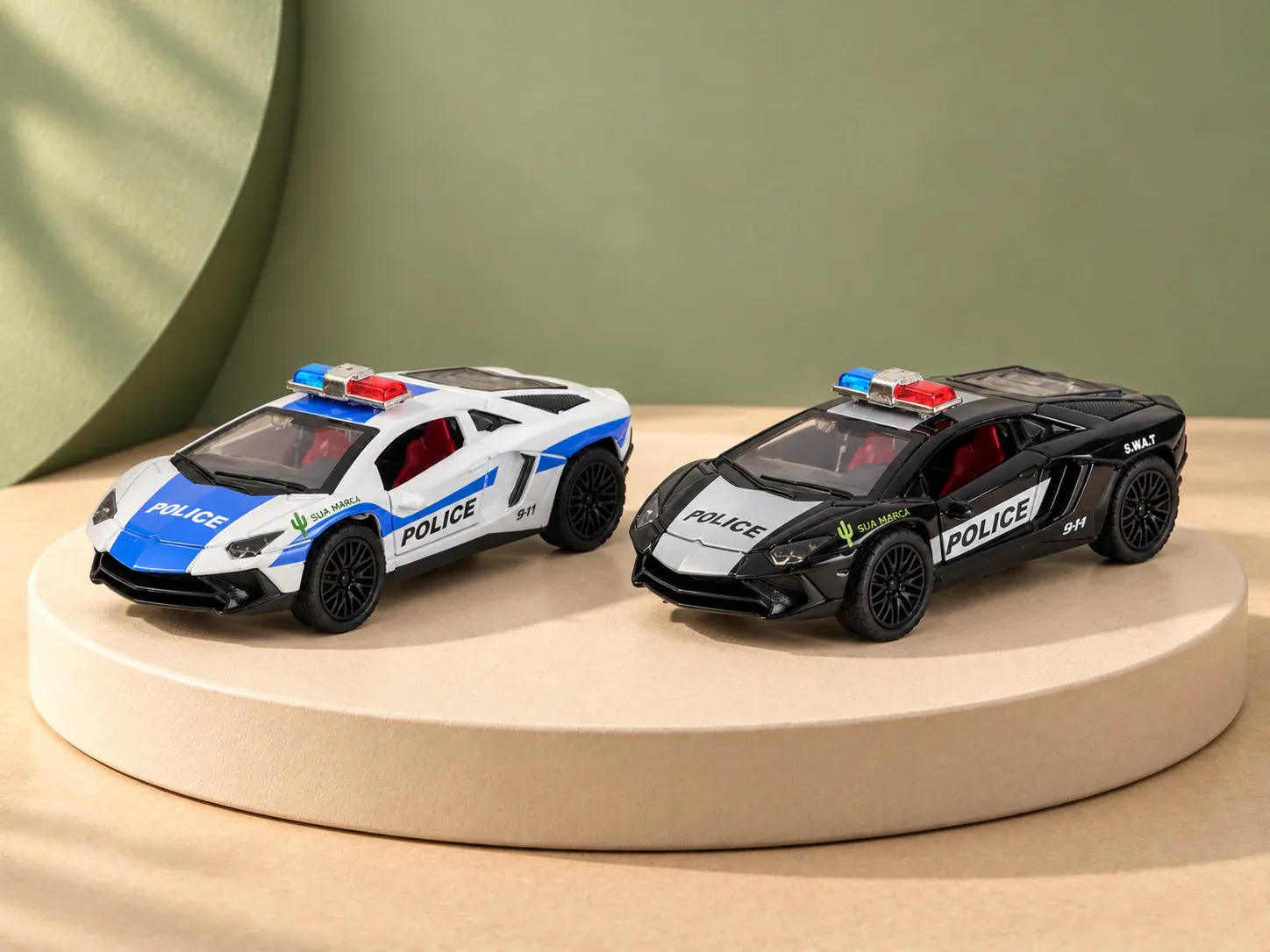 Carrinho de brinquedo em miniatura estilo esportivo com decoração policial, com exemplo de personalização colorida: um cacto e o texto “SUA MARCA” impressos em cor