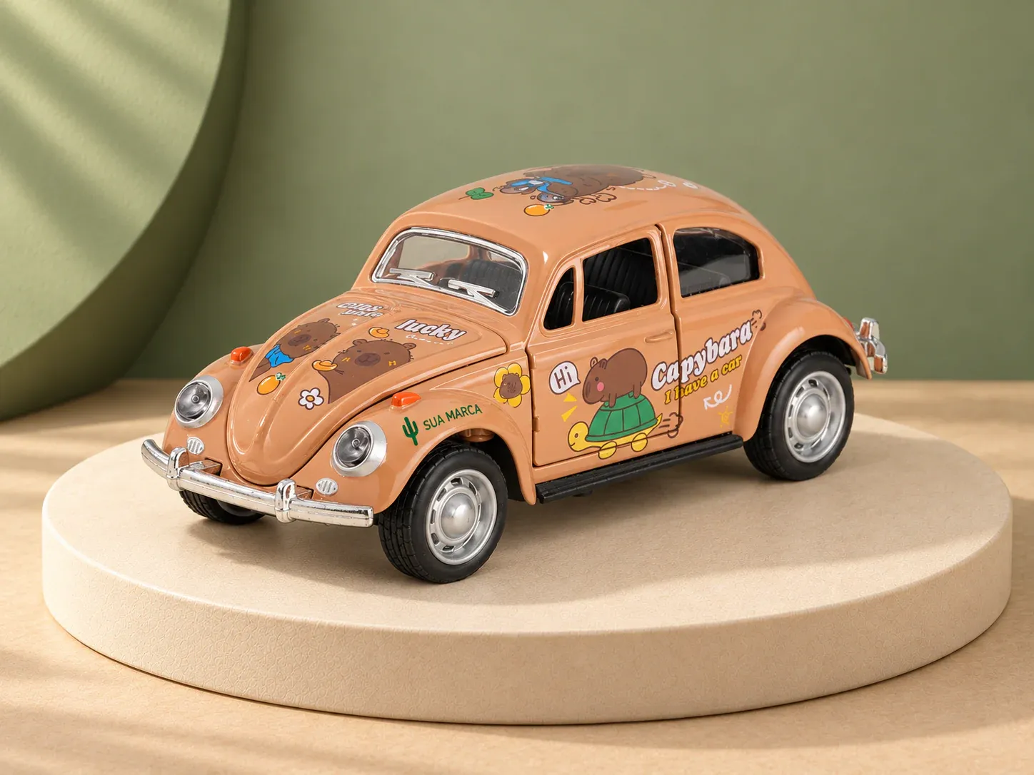 Carrinho de brinquedo em miniatura, com exemplo de personalização colorida: um cacto e o texto “SUA MARCA” impressos em cor