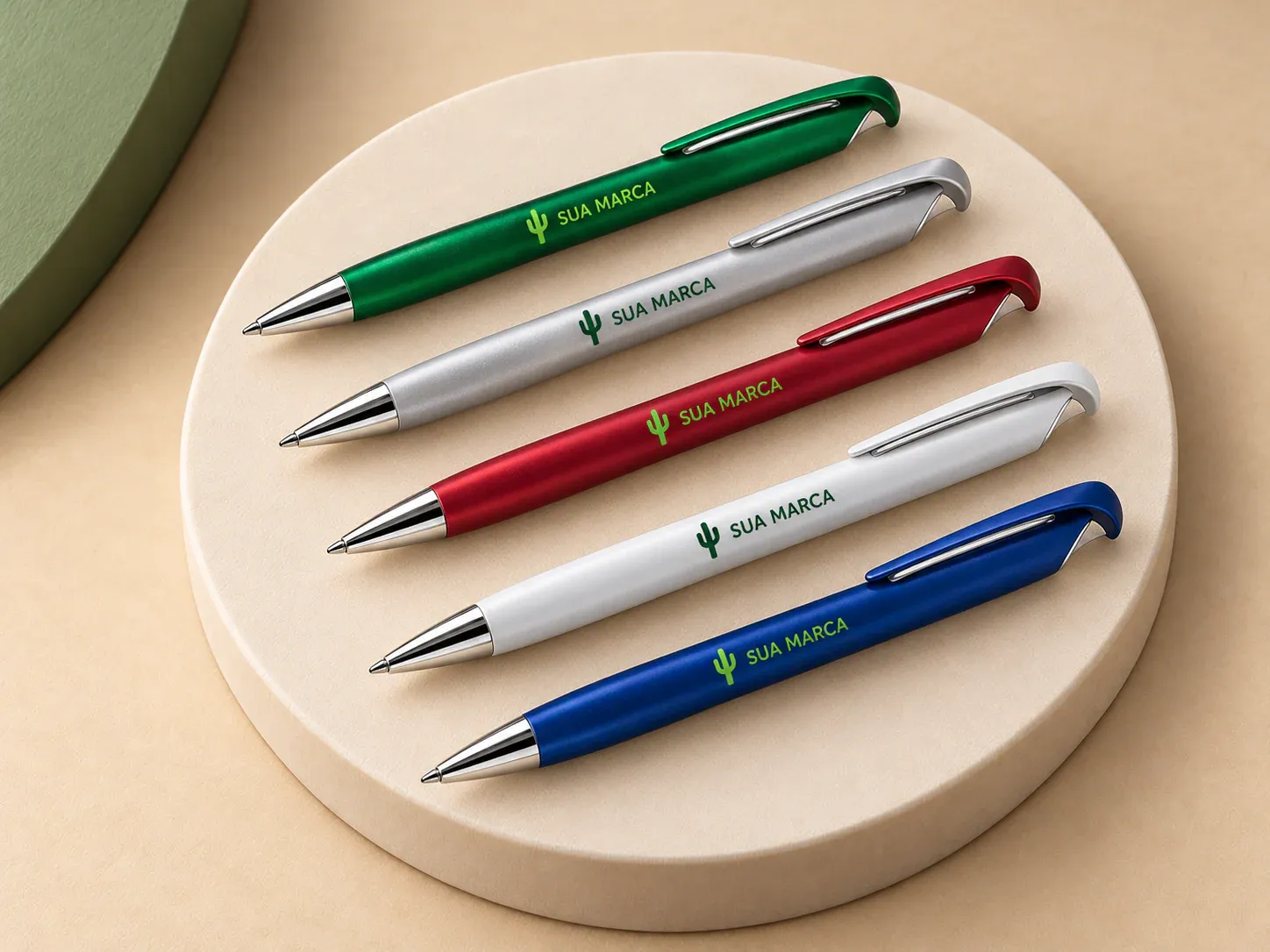 Caneta plástica, com exemplo de personalização colorida: um cacto e o texto “SUA MARCA” impressos em cor